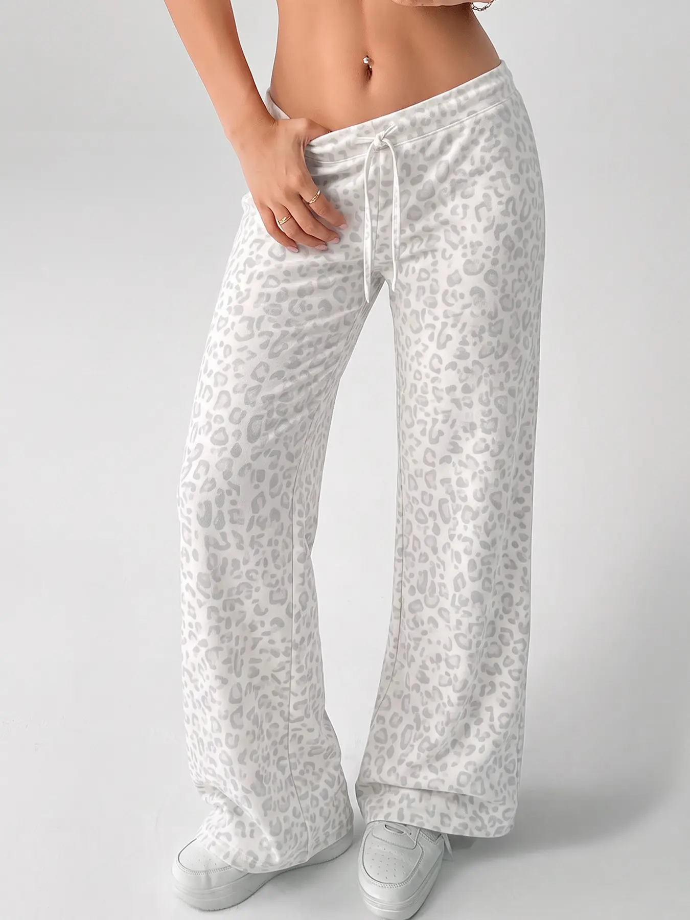 Women White Leopard Print Flare Sweatpants, Low Rise Drawstring Elastic Waist Bootcut Trousers, Y2K Retro Animal‑Print Long Pants For Casual Street Going‑Out Daily Wear