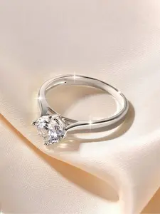 A 1ct four claw moissanite engagement ring, a classic proposal single diamond commitment ring, suitable for daily wear, proposals, and anniversary gifts.
