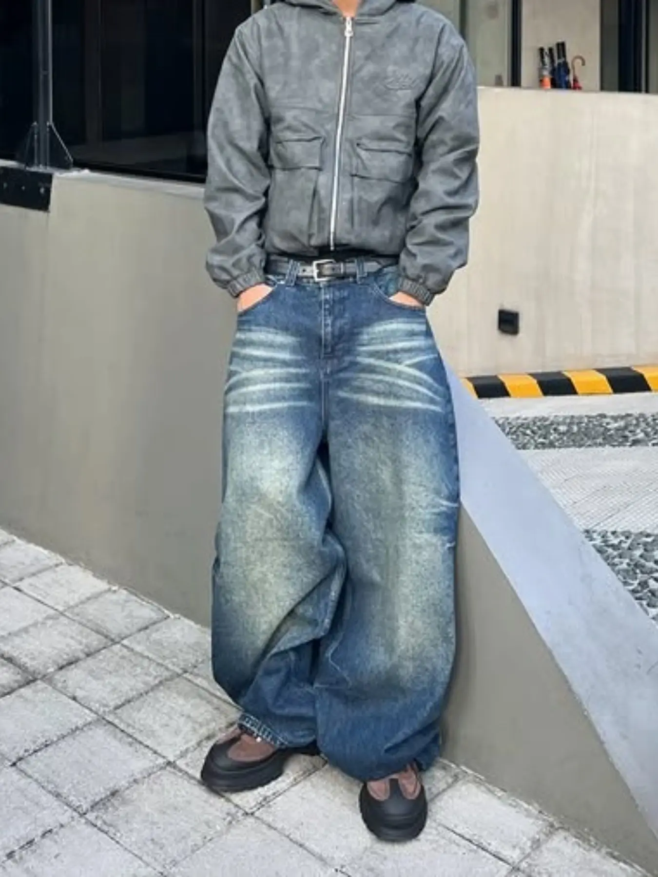 American Street Style Washed Pleated Denim Jeans for Men, Streetwear Loose Fit Wide Leg Long Pants, All Seasons Plain Pattern