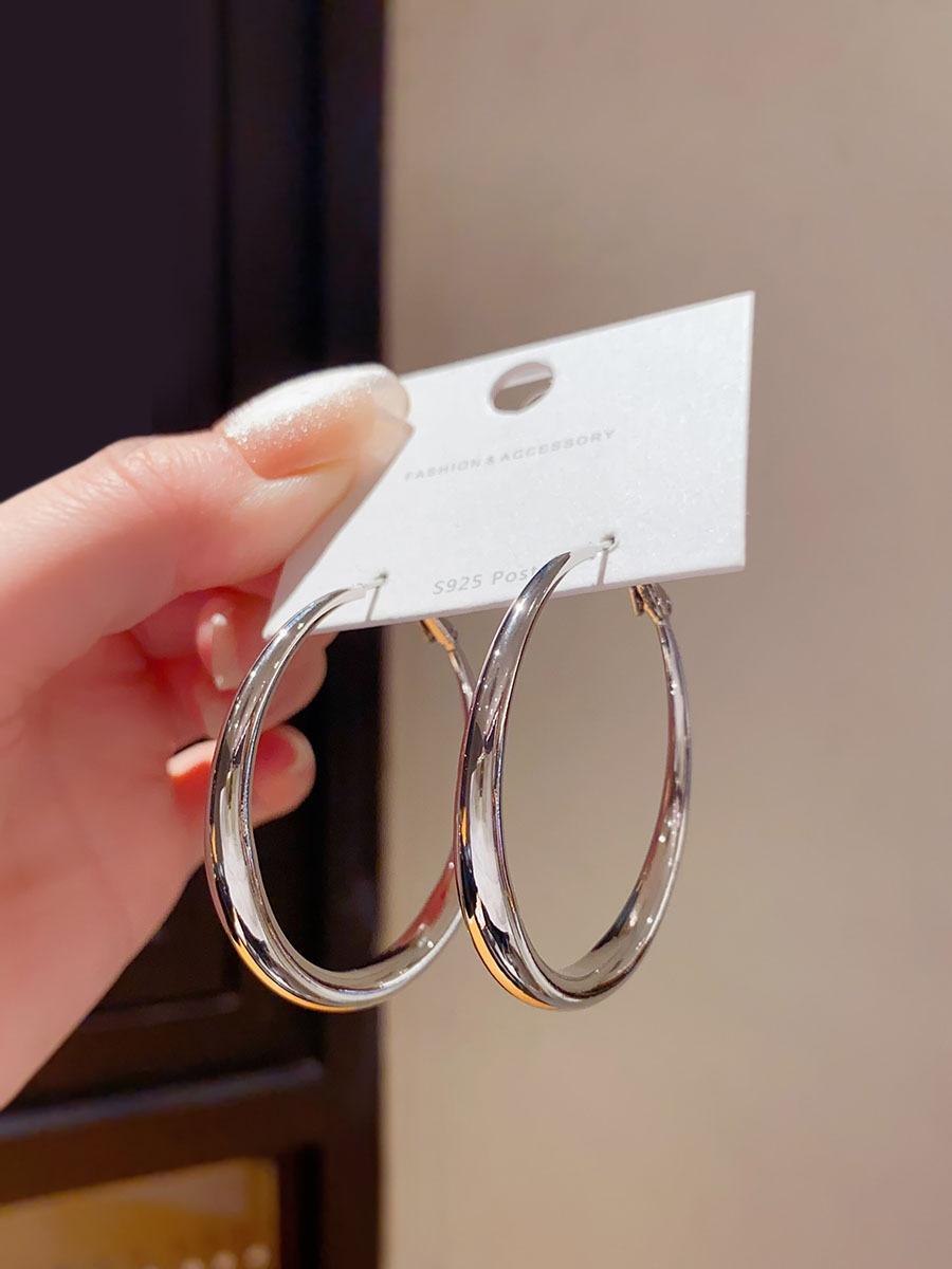 High-end and elegant circular ear ring earrings, women's European and American exaggerated, simple and cold style earrings, niche