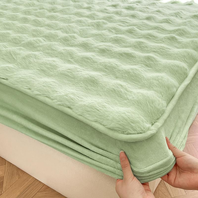 A washable bed cover made of imitation rabbit hair, made of soft and comfortable fabric, suitable for cold weather, with a simple style, used in bedrooms