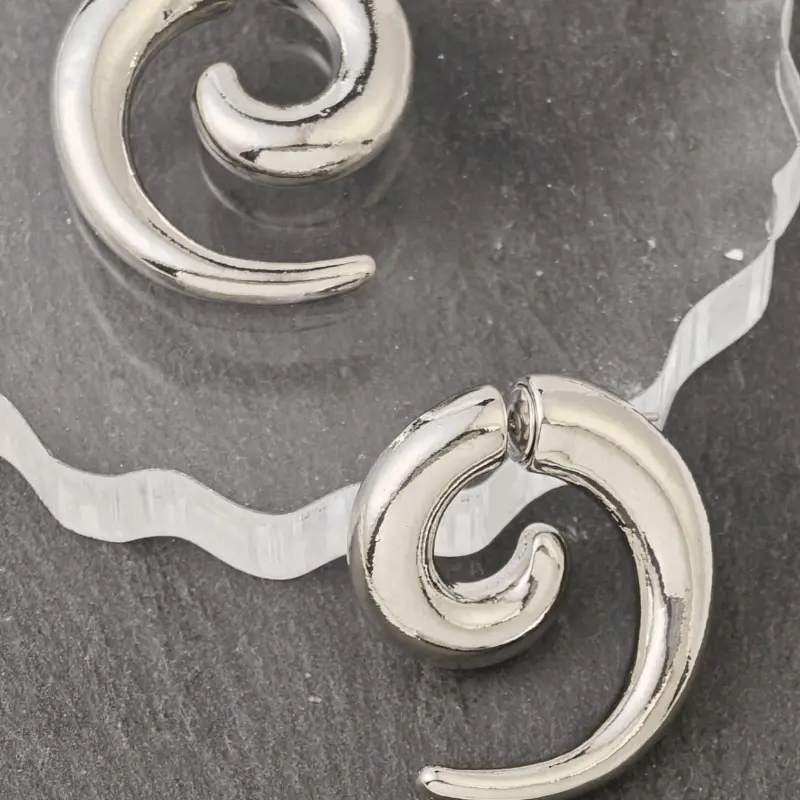 1 Pair of Niche Design Sense Bull Horn Round Hollow Earrings Fashion Personality Hip Hop Punk Style Stud Earrings