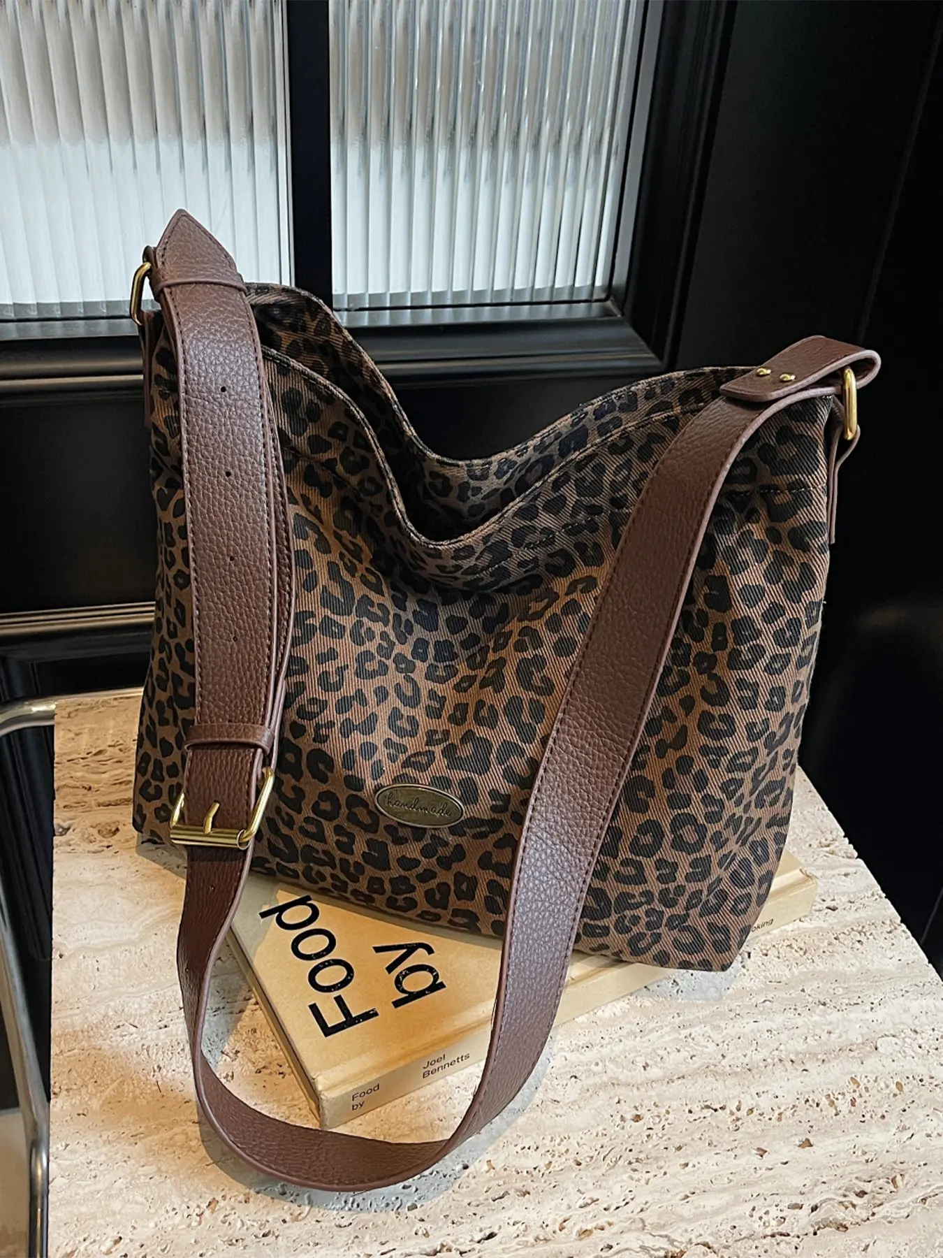 Vintage Camel Leopard Print Tote Bag for Women, Large Capacity Adjustable Shoulder Strap, Casual Commute Backpack, Trendy School Bag, Fashionable Patterned Bag