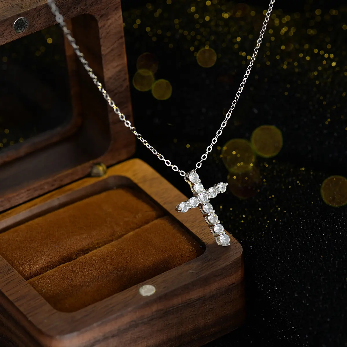 2025 Light Luxury Classic Cross Necklace - Full Paved Sparkling Diamond Pendant, Unique Niche Clavicle Chain, Fashion Costume Jewelry Accessory