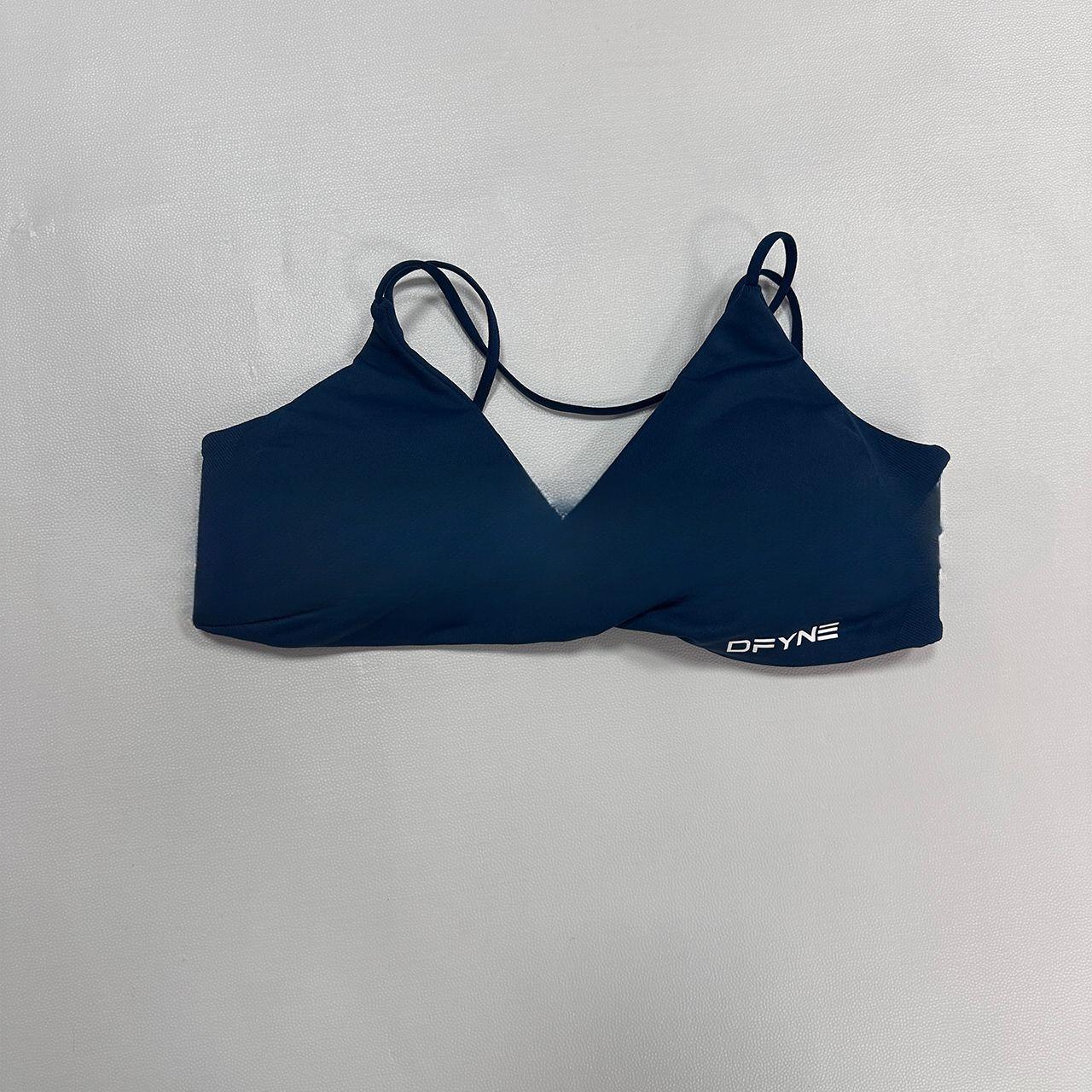 DFYNE's knotted sports bra looks amazing as outerwear! Seamless, matte fabric, padded yoga straps, perfect for both workouts and everyday wear.