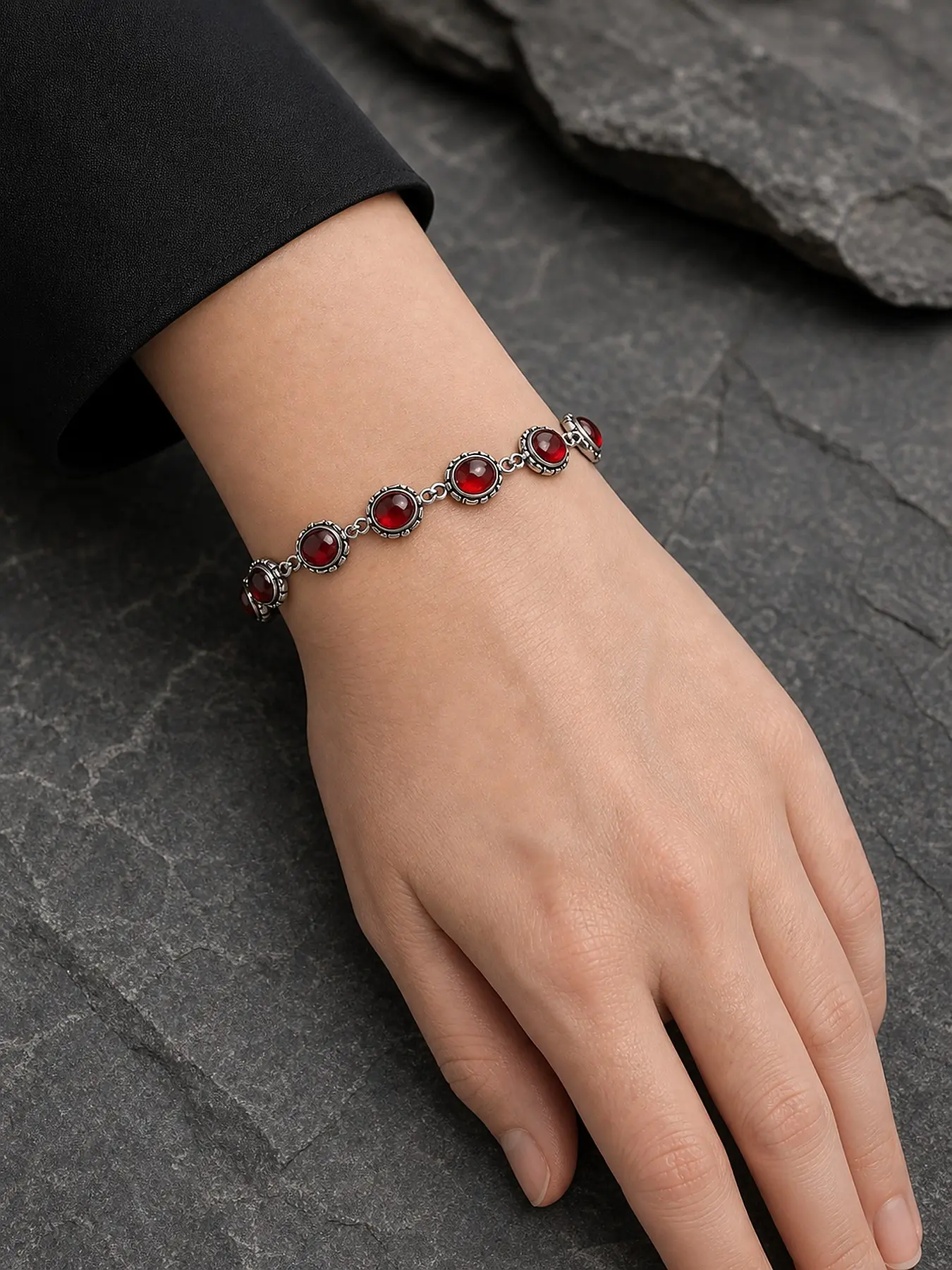 Gothic Blood Moon Oval Gemstone Bracelet, Dual Color Vintage Jewelry, Elegant Hand Accessory for Women, Unique Fashion Statement