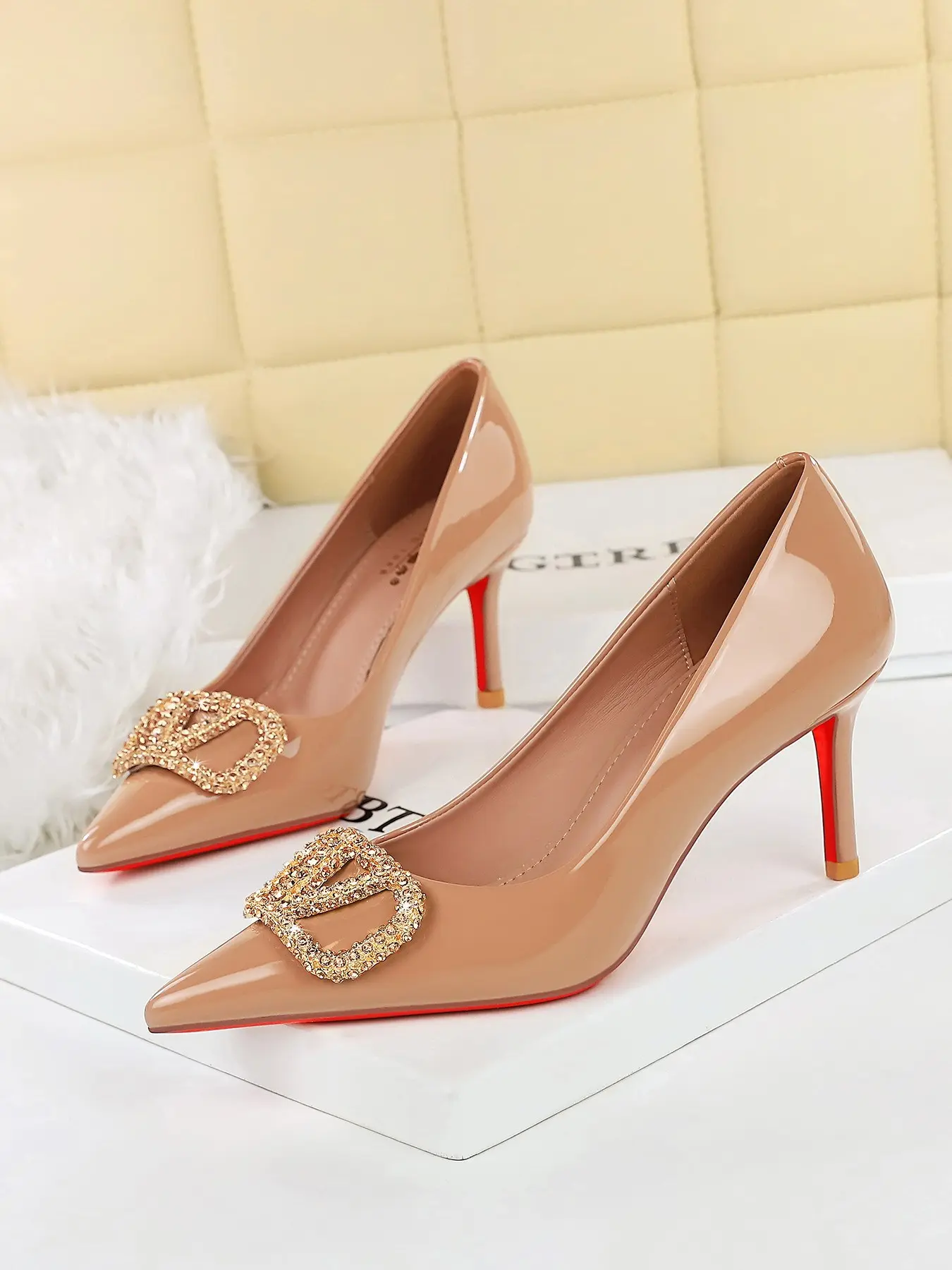 Women's Sexy Bottom Gold Rhinestone V Buckle Pointed Toe High-Heeled Shoes, European and American Style, Premium Glossy Leather