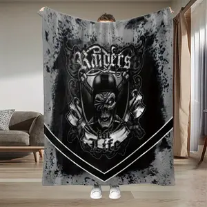 2D printed skull blanket, gothic punk style décor, printed with Raiders logo - soft flannel bedspread, suitable for sofas and beds - a heavy metal style gift suitable for all seasons, perfect for Raiders fans - black and gray gothic home décor, comfortabl