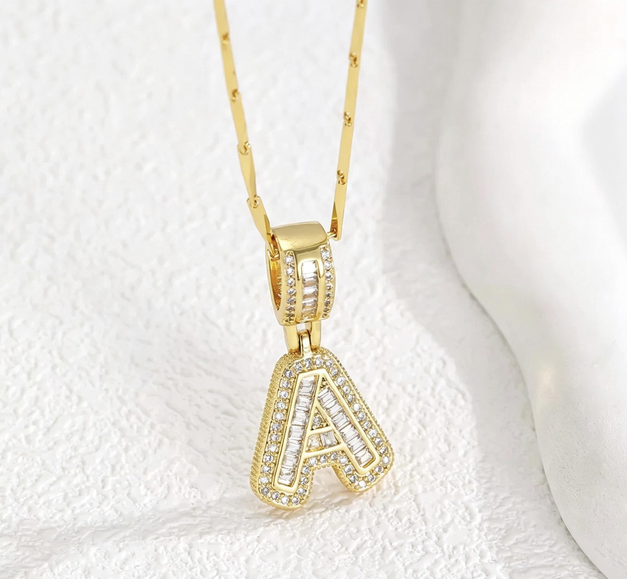 Crystal letter pendant necklace, inlaid with zirconia and plated with real gold, round 26 English letter collarbone chain ZM2Z.The classic letter necklace is timeless and suitable as a birthday gift for friends or couples