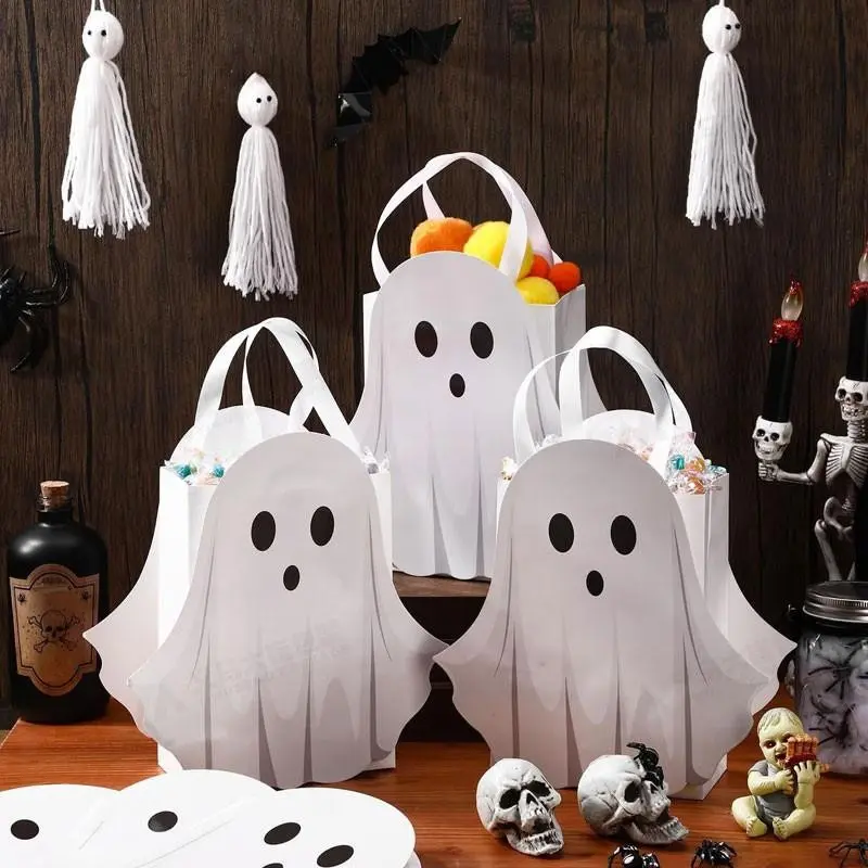 White portable gift paper bag, 12 pieces per pack. Ideal for horror birthday parties and various holiday gatherings. Convenient storage and packaging bag for gifts.