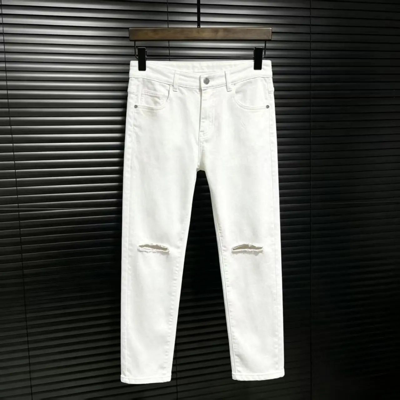Men's Slim-Fit White Distressed Denim Ankle-Length Crop Jeans - Lightweight, 5-Pocket Styling, Cropped Ankles, Menswear Bottoms for Going Out