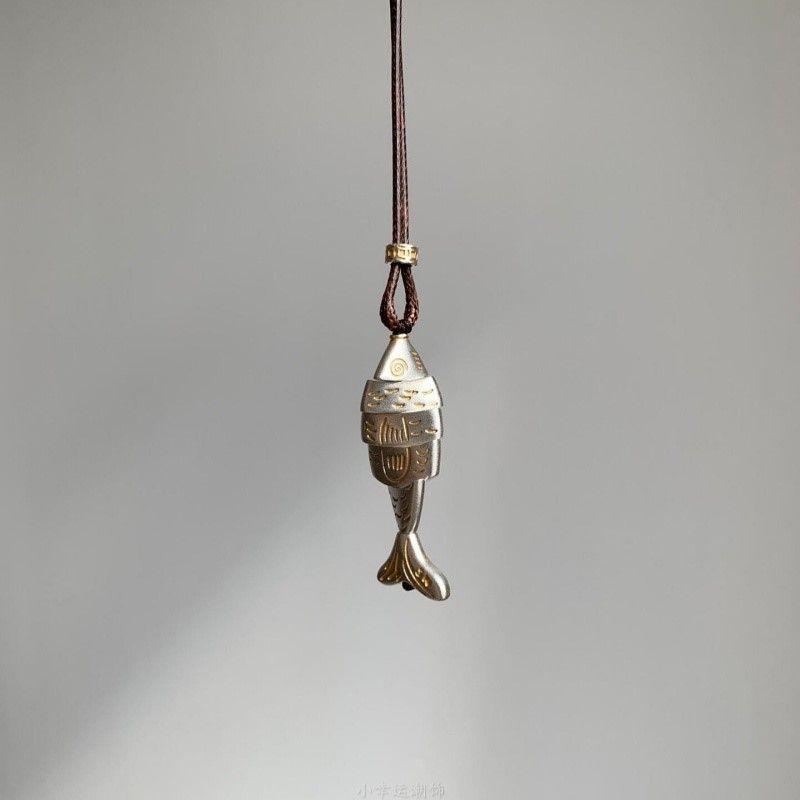 A vintage vinage cold style small fish pendant necklace with a niche design and exquisite long autumn and winter sweater chain