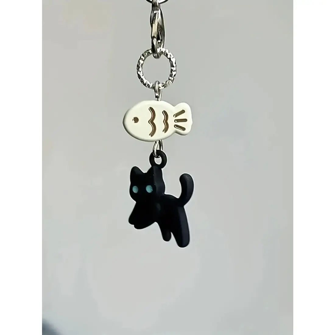 Kawaii Cat Keychain with Fish Charm, Cute Animal Bag Charm for Backpack, Purse, Camera & Phone, Trendy Aesthetic Accessory, Fun Cartoon Pendant Gift for Women, Men, Friends & Cat Lovers