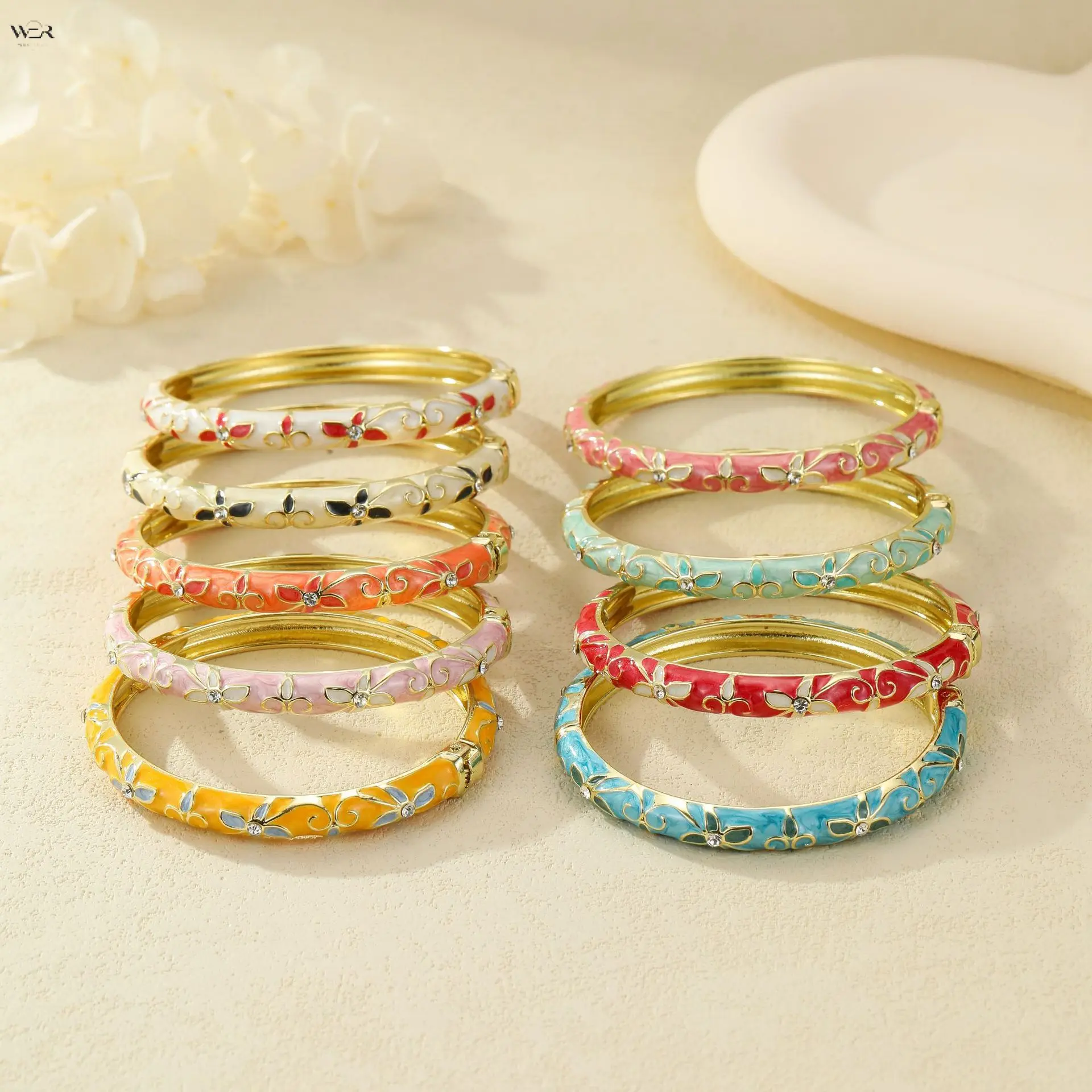 Enamel Floral Bangle Bracelet for Women, Gold‑Plated Hinged Spring Opening Bracelet with Rhinestone Inlay, Vintage Colorful Flower Pattern Cloisonne Bangle 9 Colors Choice for Daily Party Gift