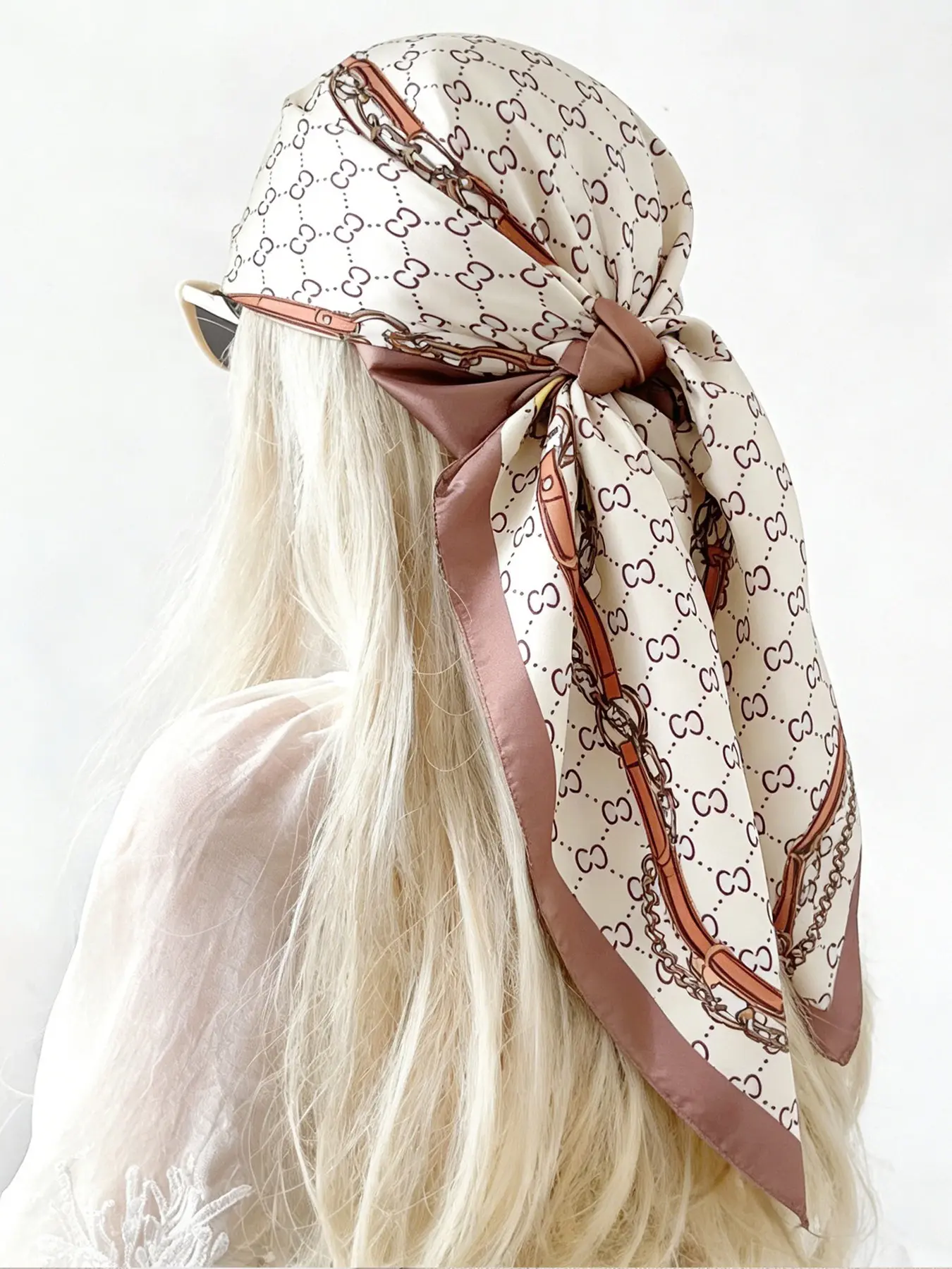 3 Colors Retro Chain Border Luxury Multi-Use Bandana, Casual Silk Scarf, Fitted Style, All Seasons, Fashion Accessory