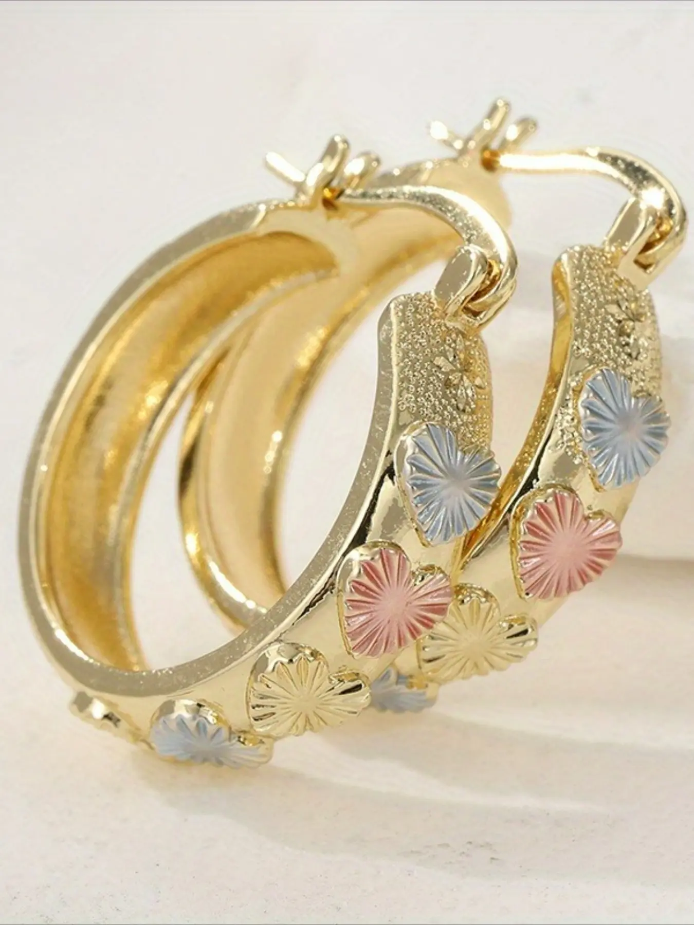 1 Pair of Exquisite and Elegant Hand-carved Heart-shaped Earrings, Copper Jewelry, Three-color Hoop Earrings, Luxurious Earrings for Ladies, Perfect Gift for Festivals and Birthdays