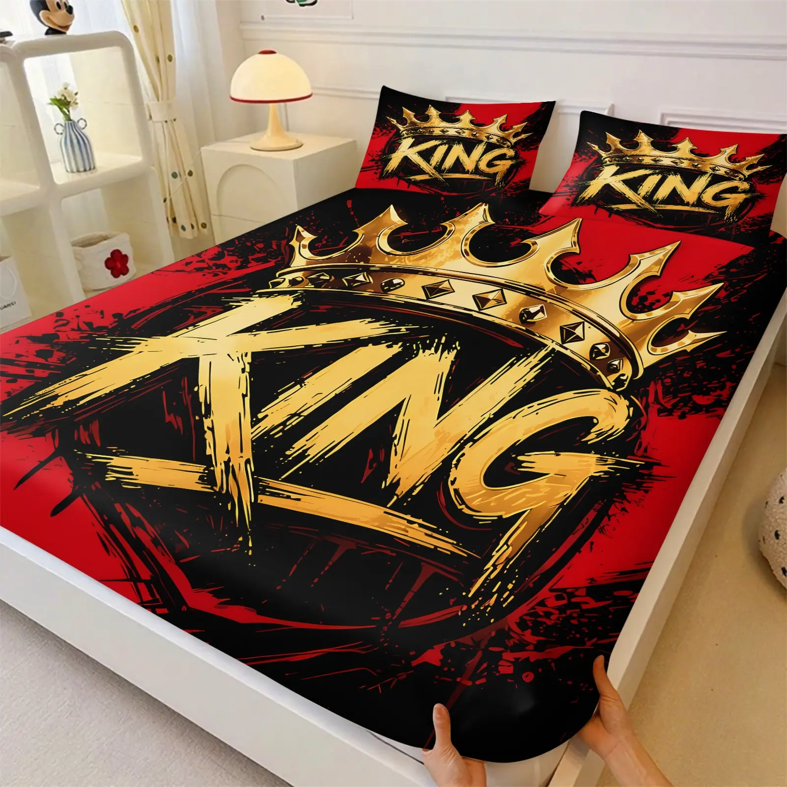 Tough Hip Hop Style Fitted Sheet Set With Red Black Splash Graffiti & Golden KING Crown Pattern, 1 Fitted Sheet & 2 Coreless Pillowcases, Soft, BreathableDurable Fabric, Streetwear Bedding For Men’s Bedroom Decor & Ideal Gift Choice