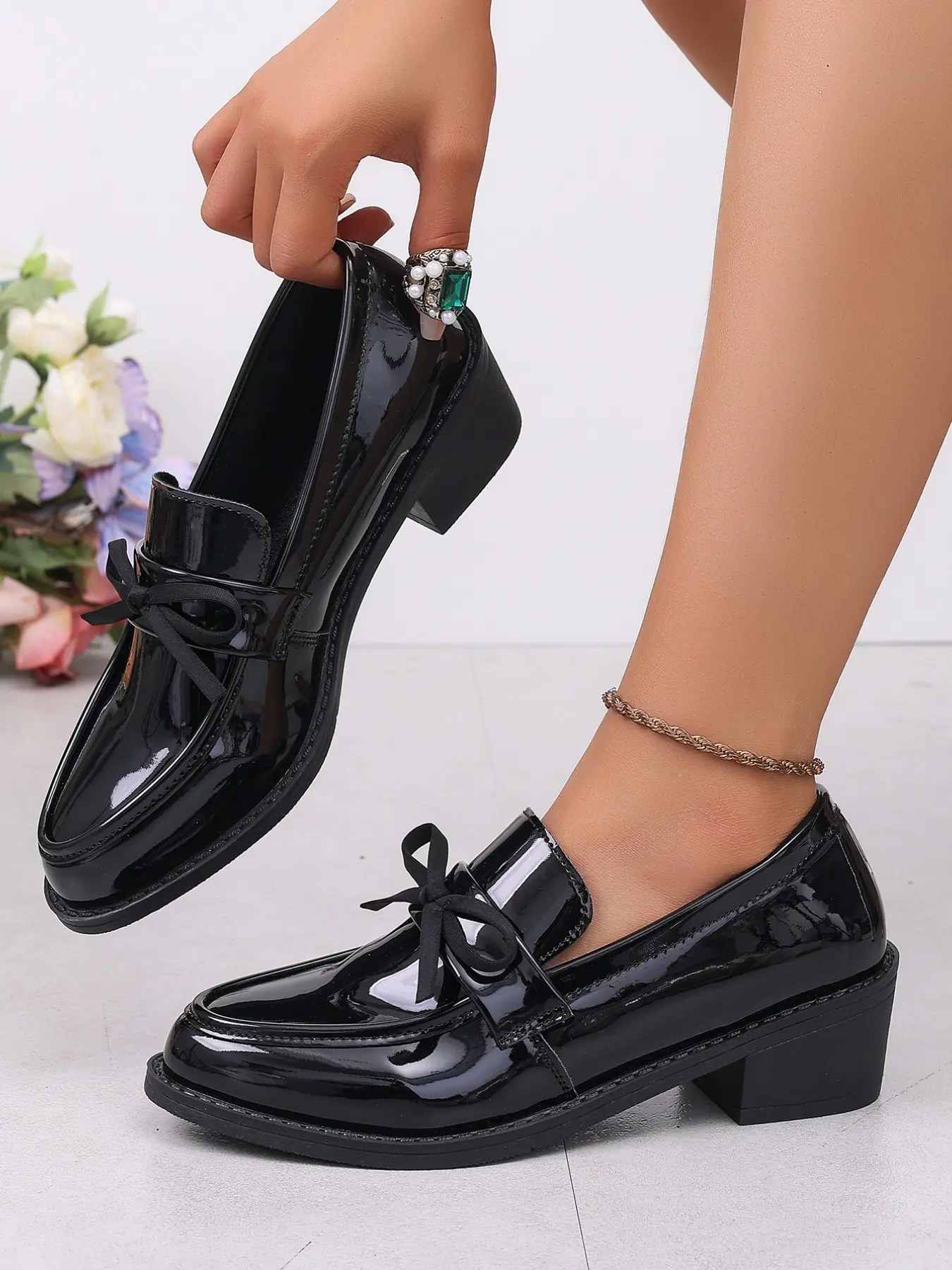 Women's Retro Versatile Low Heel Black/Brown Two-Tone Glossy Bow Chunky Block Heeled Loafers  One-Piece Pointed Toe Business Casual Women's Shoes  Wide-Fit Plus-Size Footwear Suitable for Office/Work/Commute Wear, Perfect Mother's Day Birthday Gift