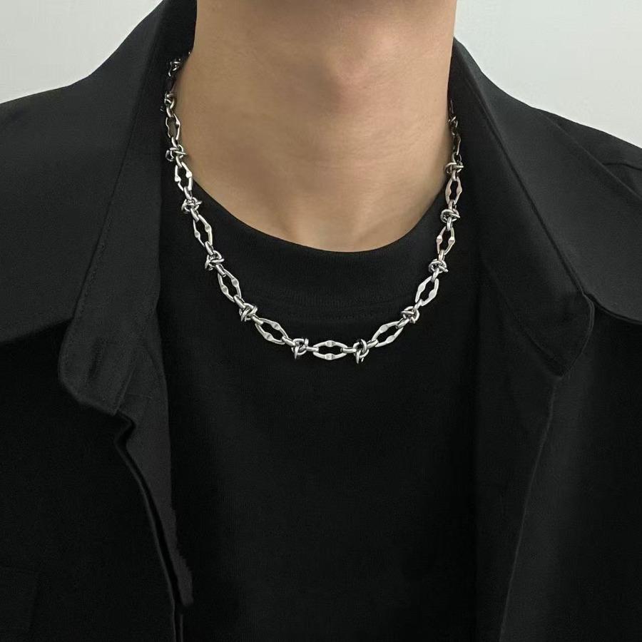 Hip-hop personality titanium steel non-fading thorns knotted necklace men's lip chain trendy niche high-end jewelry sweater chain