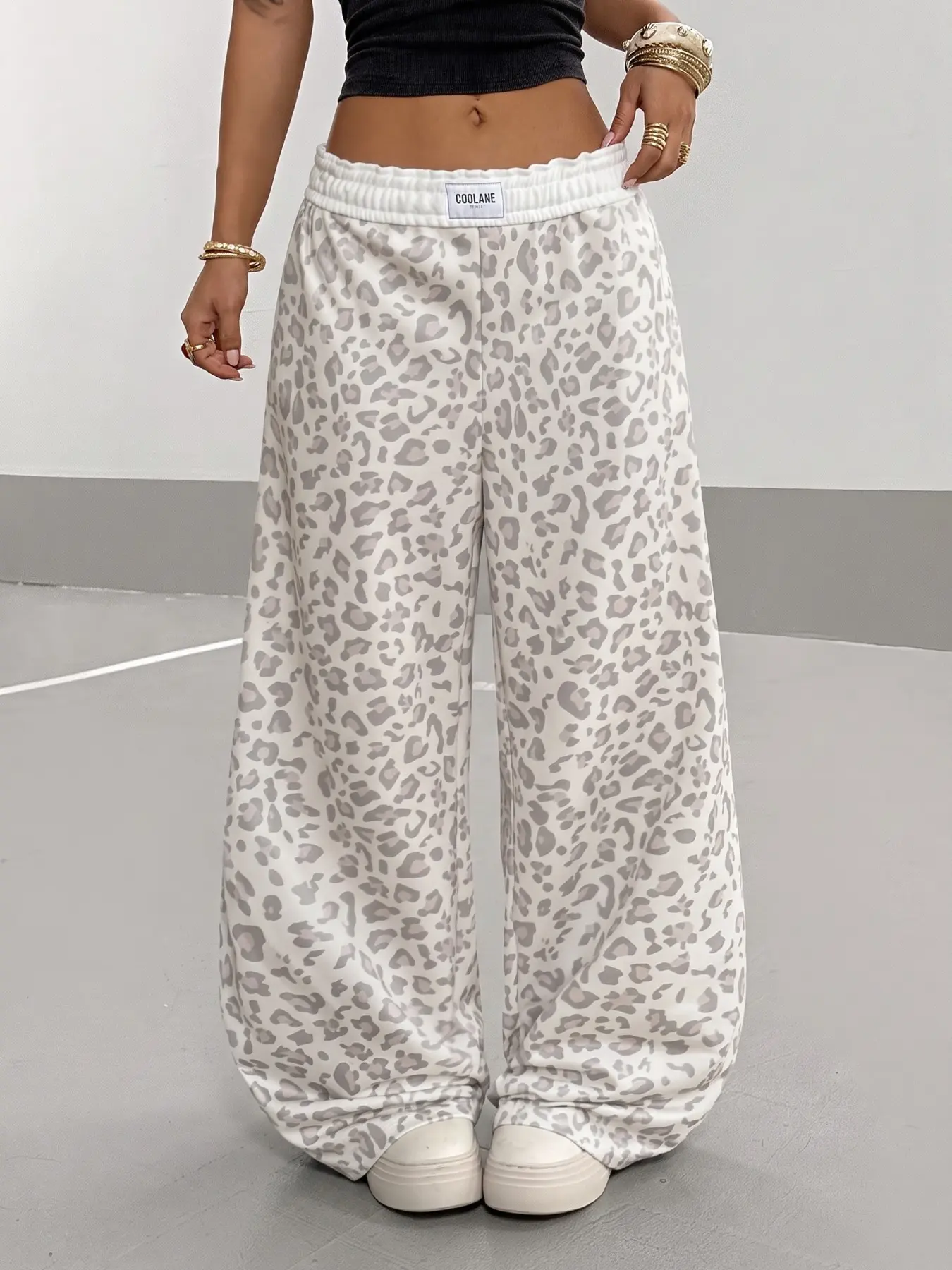 Women Y2K Light Leopard Print Wide Leg Sweatpants, Elastic High Waist Loose Casual Jogger Pants With Label Detail, Soft Casual Streetwear Baggy Trousers, Comfort Daily Workout Loungewear Bottoms, Trendy Retro Leopard Pattern Relax Fit Fashion Casual Pants