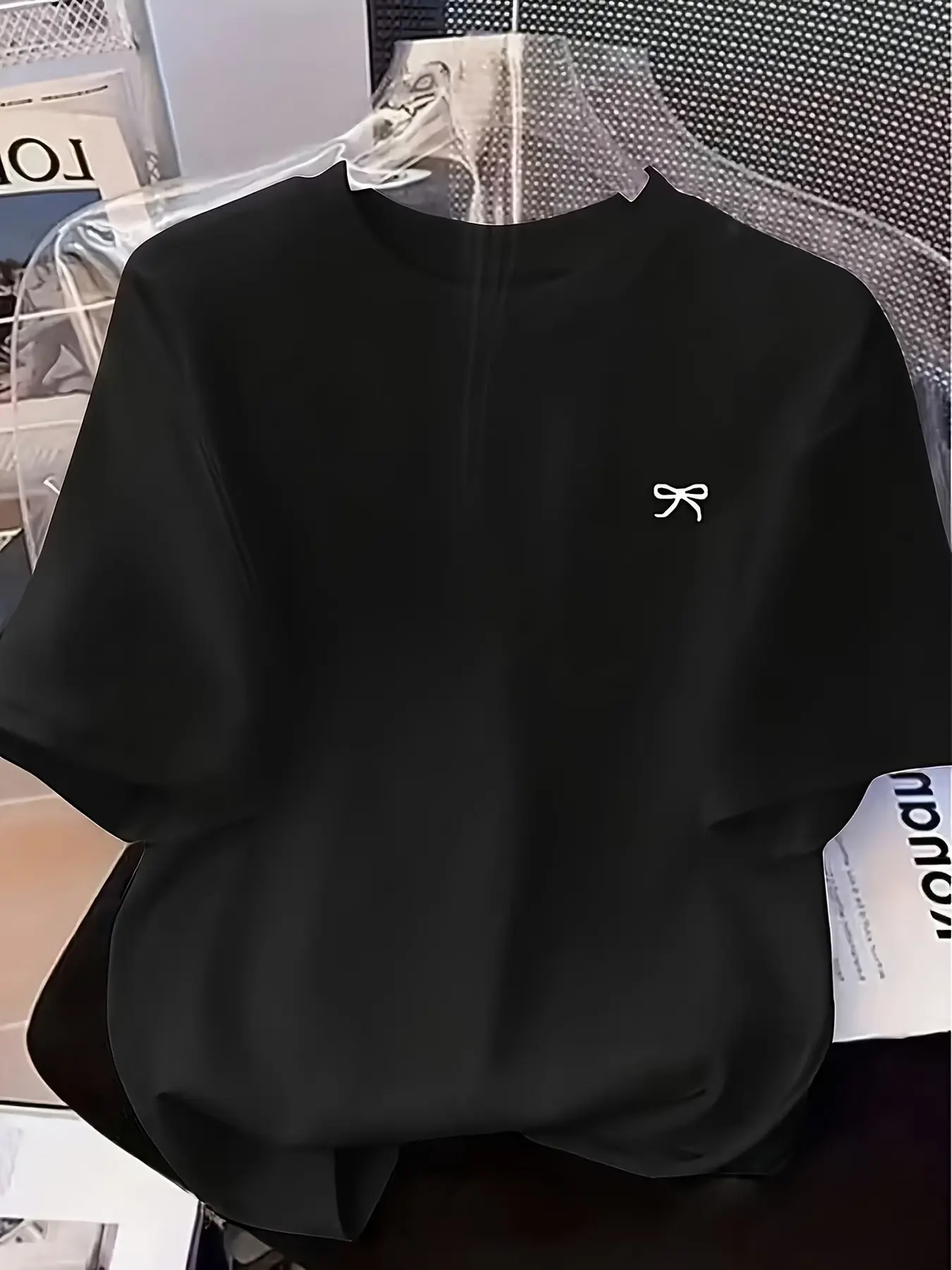 Minimalist graphic women tees, elastic breathable fabric, loose fit dry wear for indoor fitness and stretching, dual-purpose for sports and daily casual life.