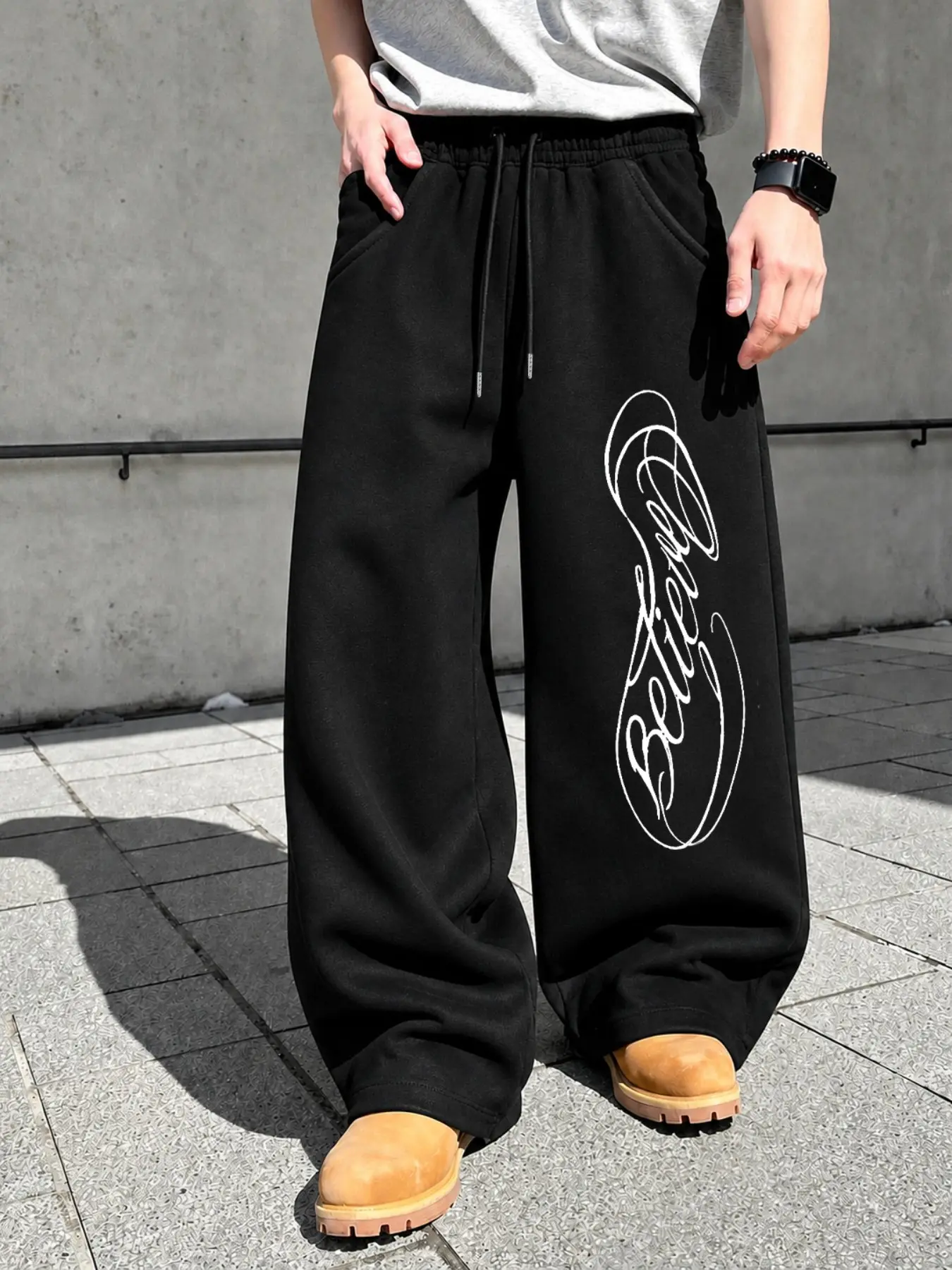 Men Baggy Wide Leg Sweatpants American Cursive Letter Print Hip Hop Streetwear Pants Unisex Oversized Drawstring Elastic Waist Casual Trousers with Pockets Y2K Loose Stacked Pants for Skate Dance Daily Campus Outfit