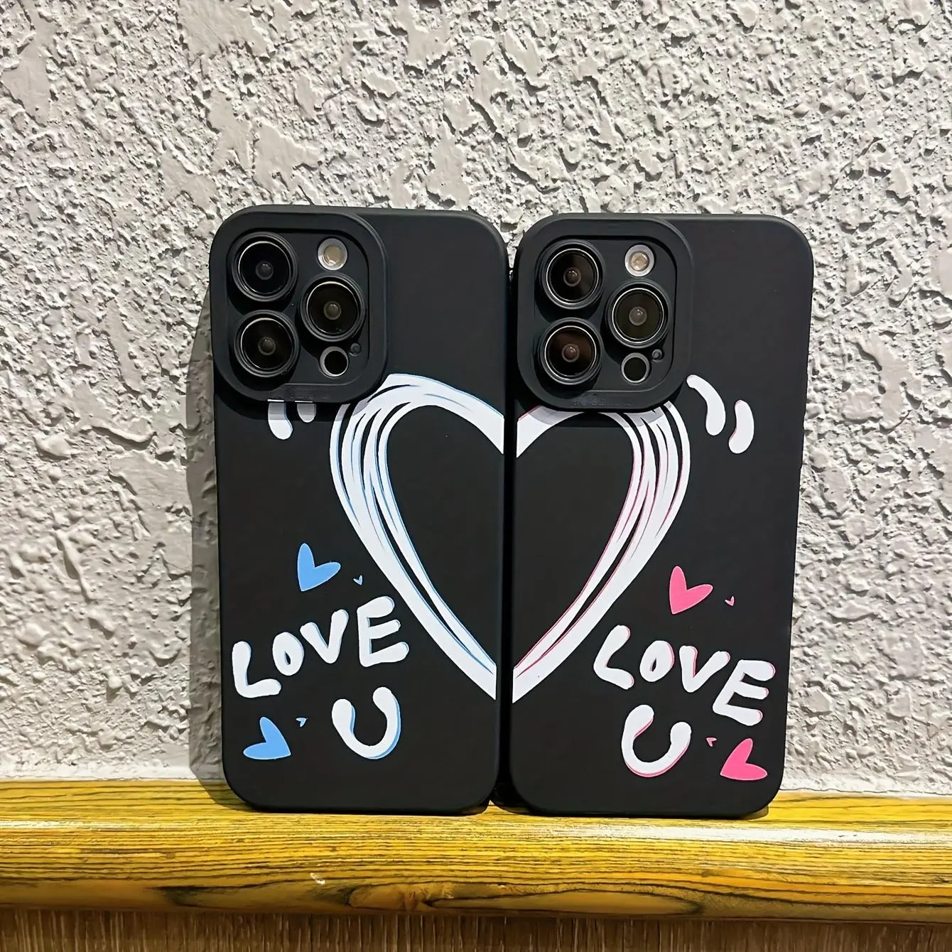 A Set of Couple Phone Cases in Red And Blue, Featuring Heart Puzzle Designs. These Artistic And Samsung iPhone11-17 Phone Cases Are Made of Frosted TPU, Providing a Comfortable Grip While Effectively Protecting Your Phone from Drops And Impacts.