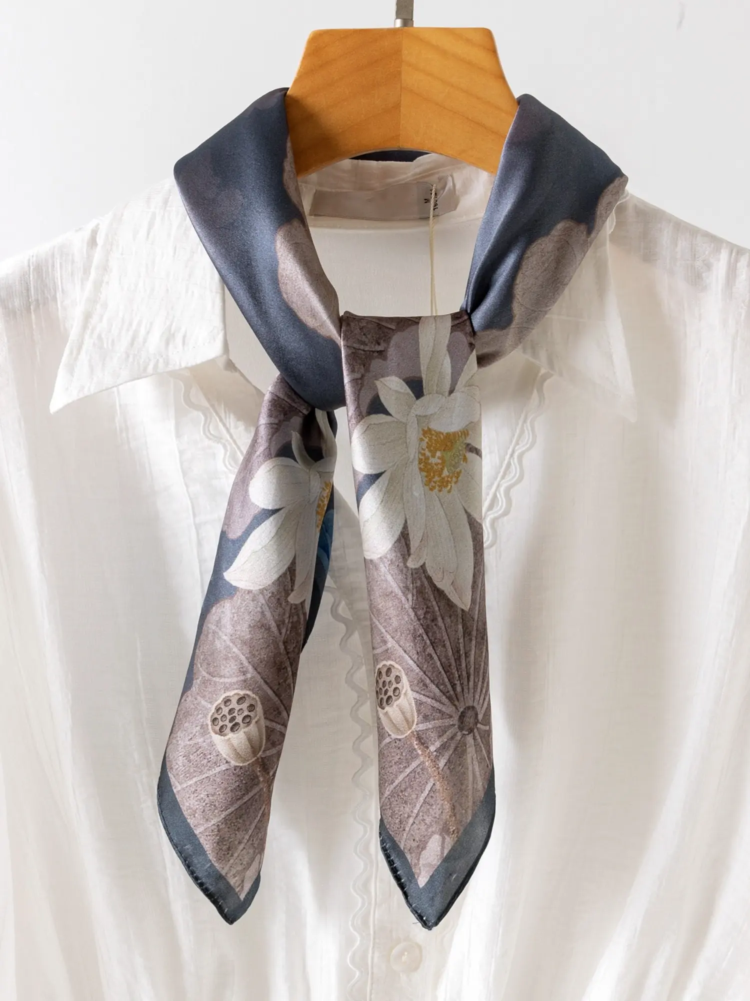 100% Mulberry Silk Scarf, Lotus Print, Vintage Chinese Style, Women's Silk Headscarf, Windproof, Breathable, Fashionable, Versatile