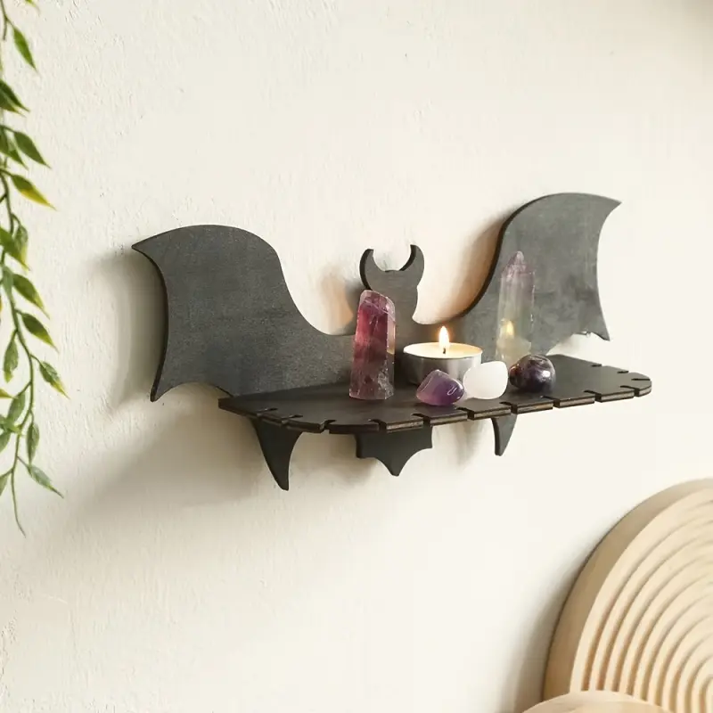 1 handcrafted Gothic bat-wing wall rack, a wooden wall rack, suitable for placing candles, crystal ornaments, and bat-themed display items. It is an assembled country-style hanging storage rack suitable for living rooms, studies, and entrances
