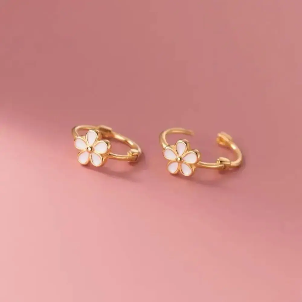 Women's Daisy Floral Alloy-Frame Huggie Hoop Earrings - Mini Lightweight Casual Wear Jewelry for Cartilage-Helix Piercings, Sports & Outdoor Protective Gear Coordination