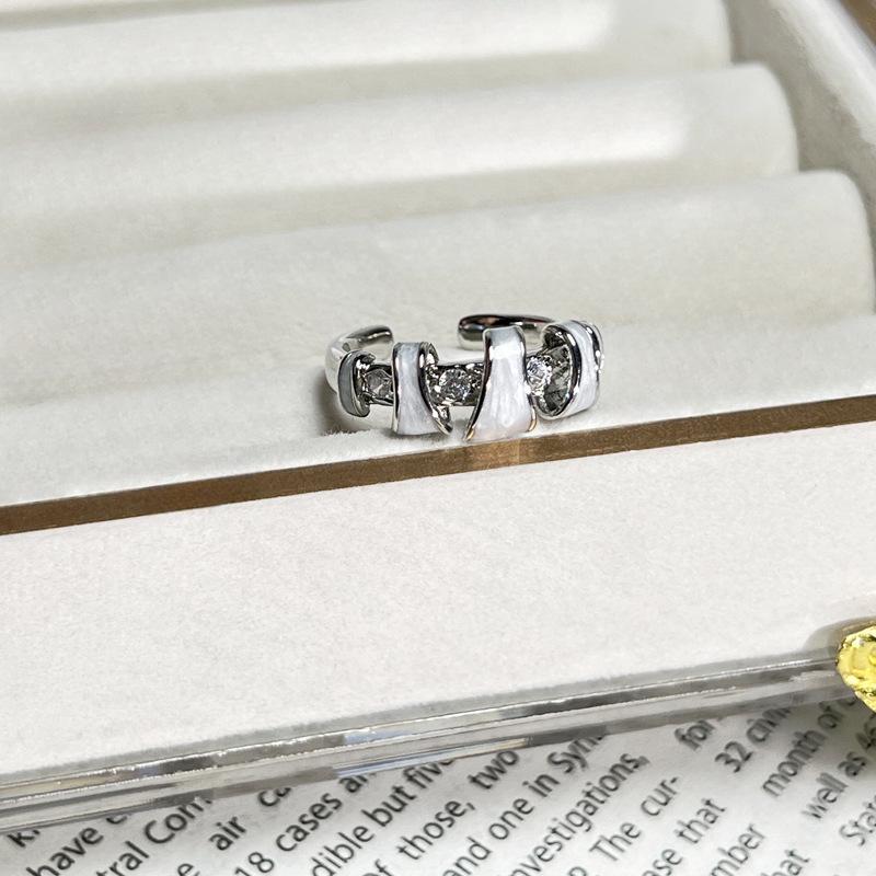 Fashionable vintage-style sweet and cool white enamel butterfly and Saturn fashion ring for women, niche minimalist geometric personalized ring gift