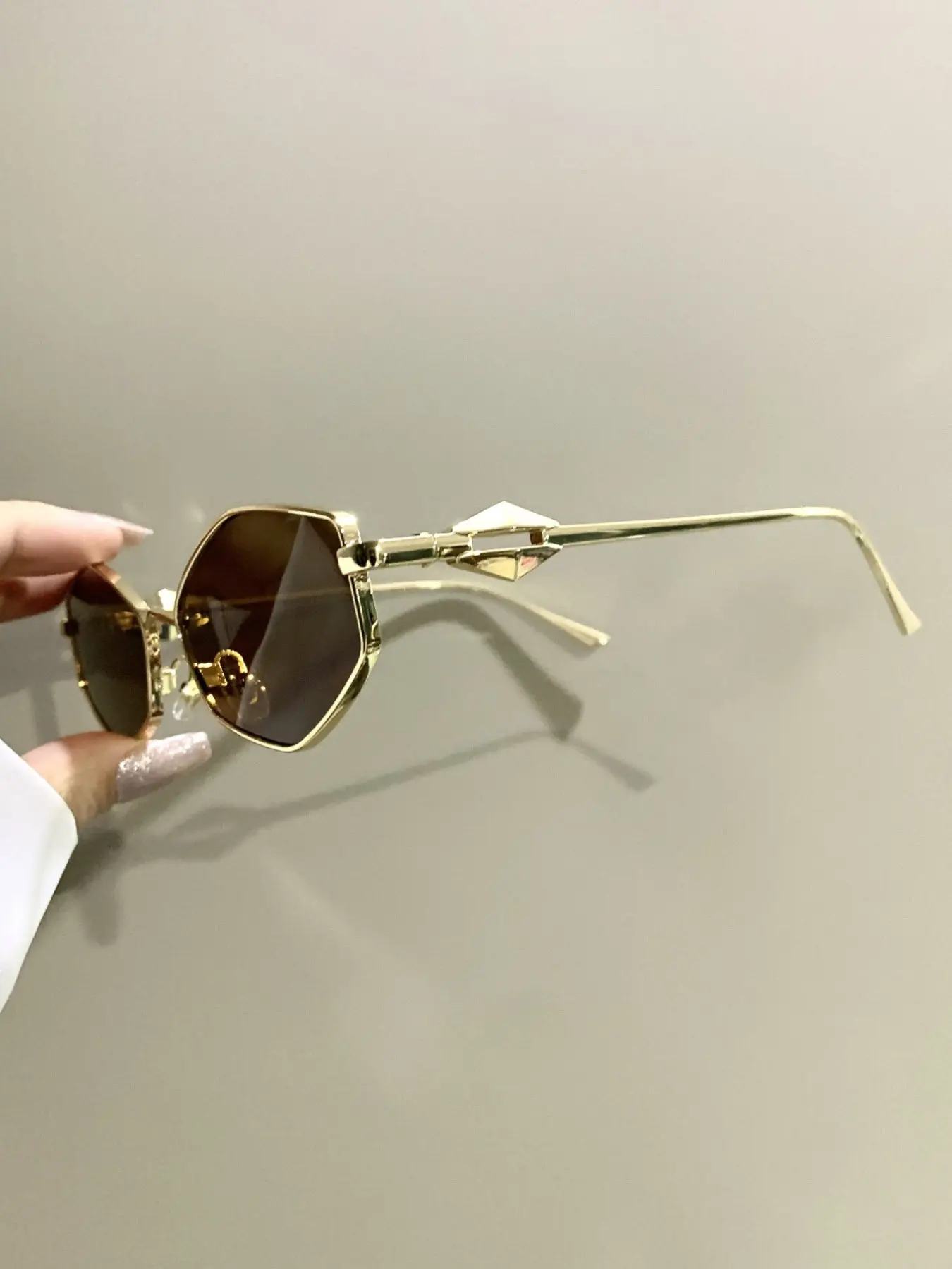 Irregular Diamond-Shaped Glasses, High-End Metal Frame Eyeglasses, Trendy Eyeglasses with Hollow Frame Legs for Men and Women, Decorative Glasses