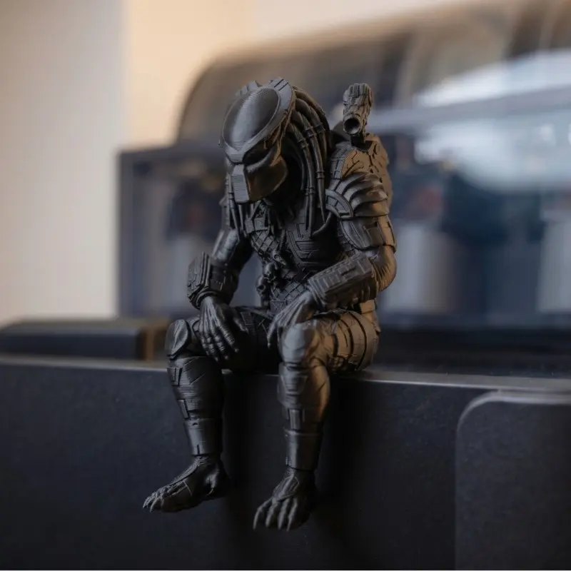 Dark Alien Warrior Sitting Desktop Ornament, Creative Home Decor, Office Desk Atmosphere, Computer Monitor Edge Decoration, Perfect Gift, Plastic Figurines