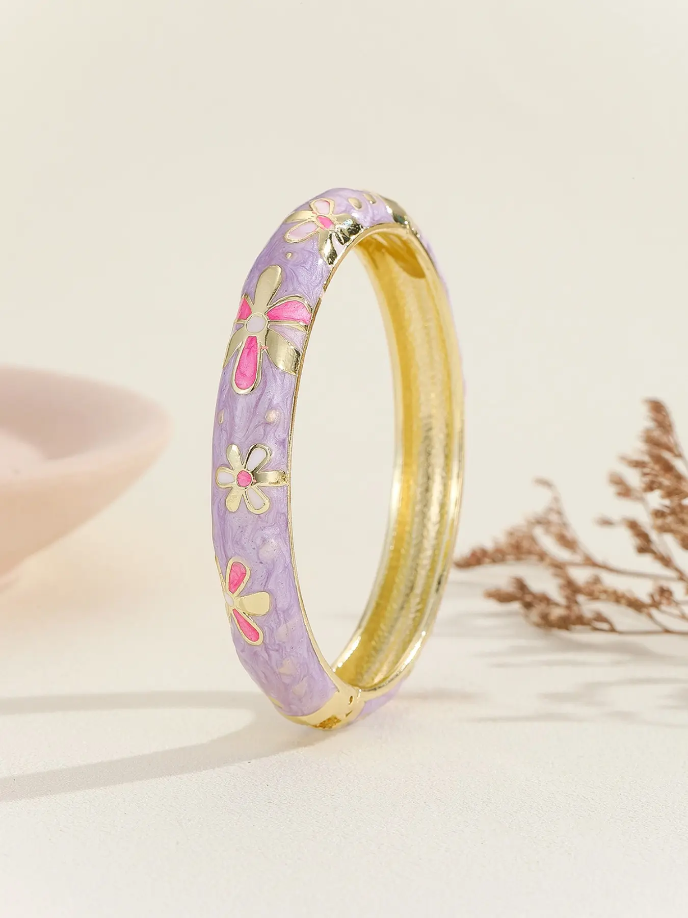 Cloisonné Style Hinged Enamel Bangle for Women, Gold Tone Flower Pattern Cuff with Marble Texture & Daisy Design, Elegant Cute Jewelry Gift for Her
