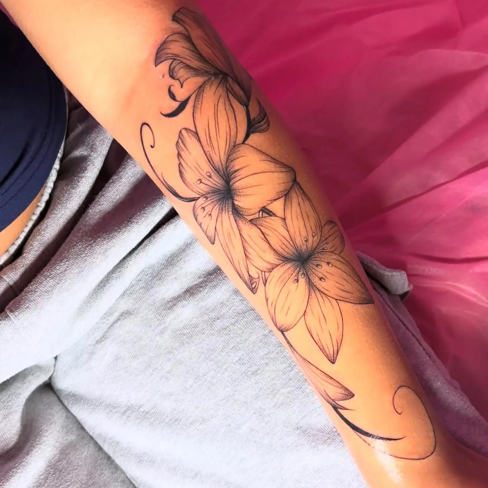 4PC Body Temporary Tattoo, Trending Dark Realistic Lily Dot Work Tattoo Sticker, High-End Delicate Line Print, Waterproof Wear Resistant Skin Decal for Forearm Arm