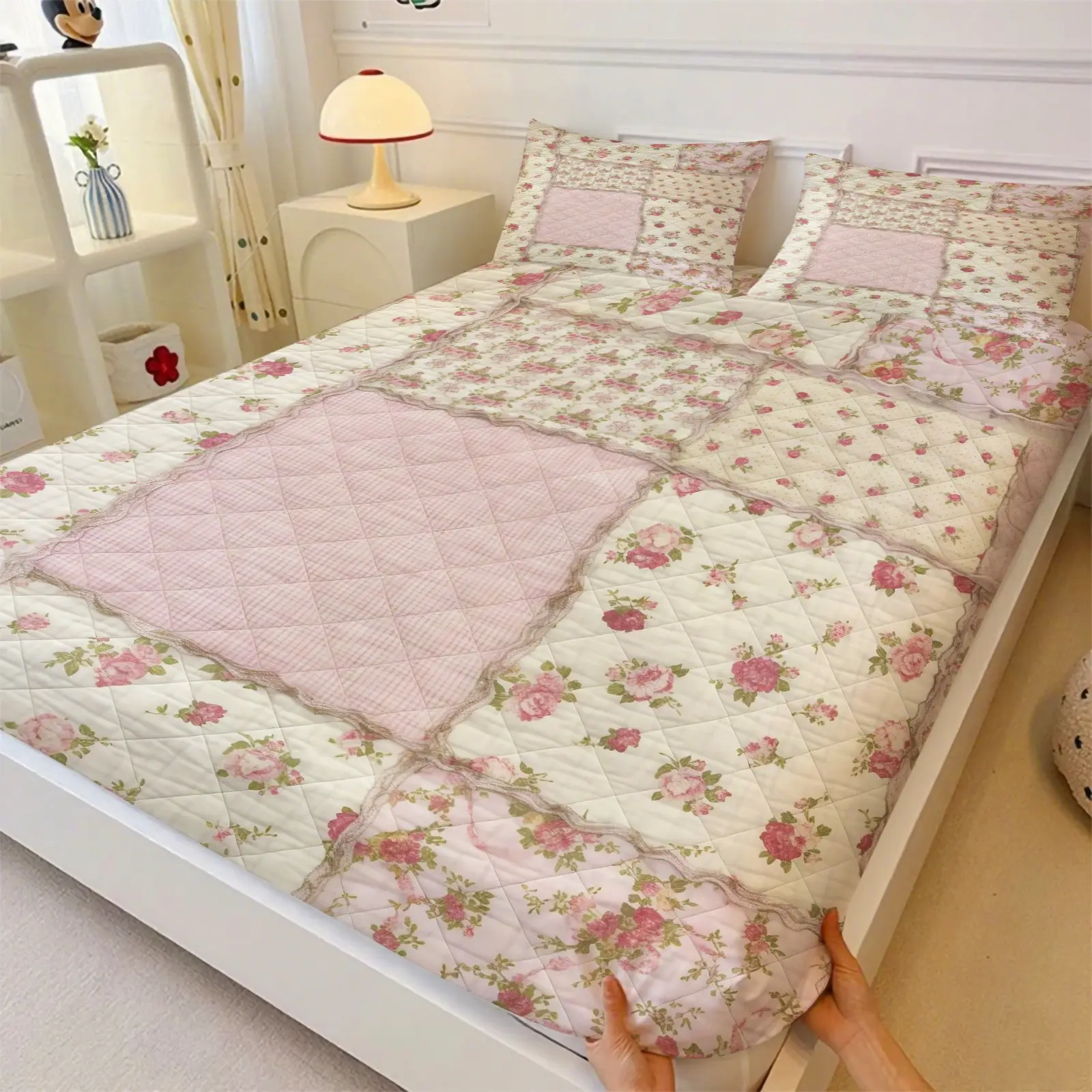 3‑Piece Vintage Country Patchwork Floral Rose Fitted Sheet Set, Pink Gingham Lace Ruffle Quilted Spliced Flower Print, 1 Fitted Sheet + 2 Pillowcases (No Pillow Inserts), Soft Non‑Slip Bedding, Ideal for Bedroom & Holiday Gift