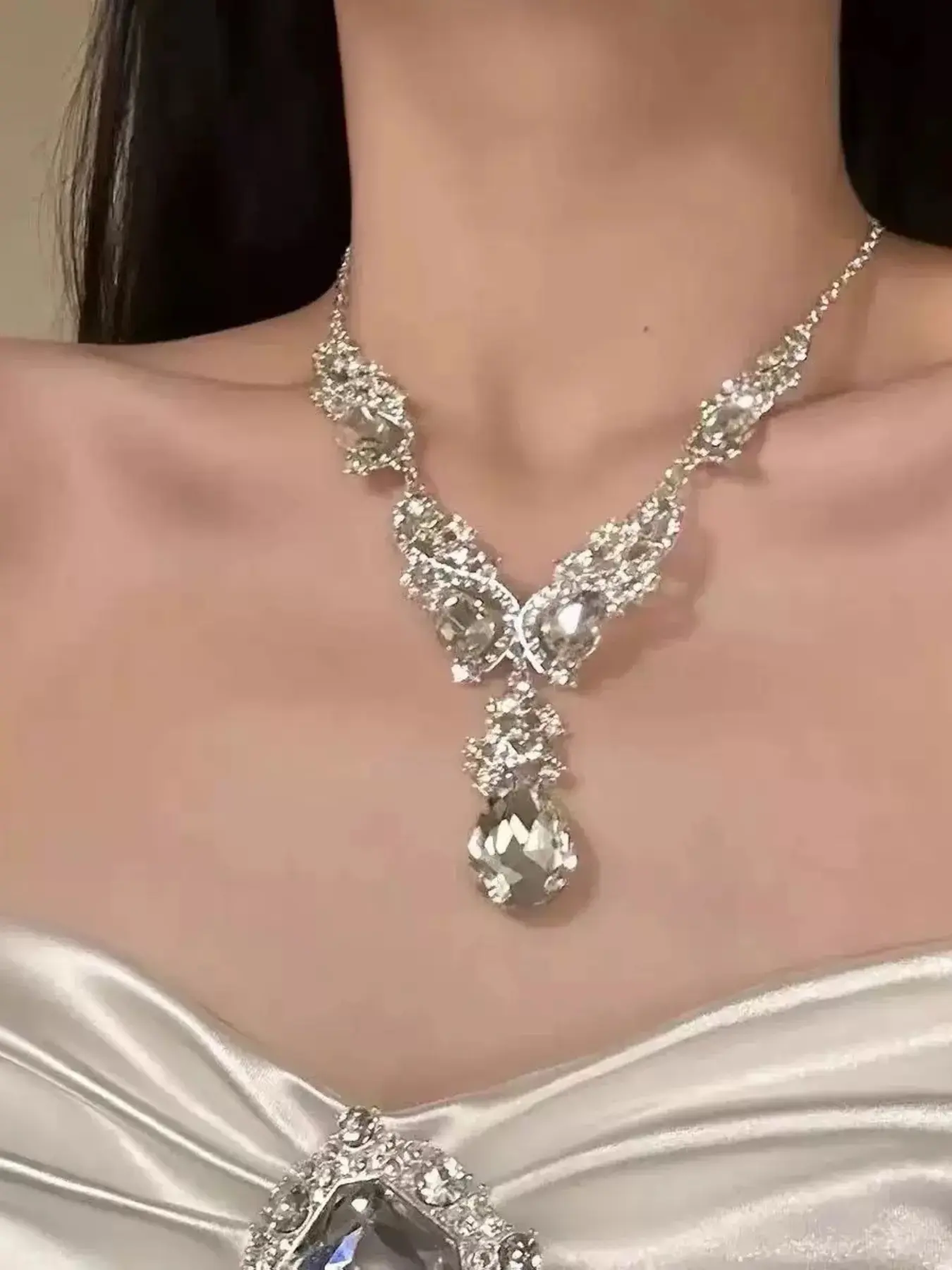 Natural Crystal Pendant Necklace for Women,Dainty Tear Drop Shape Crystal Flower Chain Necklace,Luxury Wedding Jewelry for Her，Prom Jewelry ，Rhinestone Necklaces ，Crystal Wedding Costume Jewelry for Brides and Women