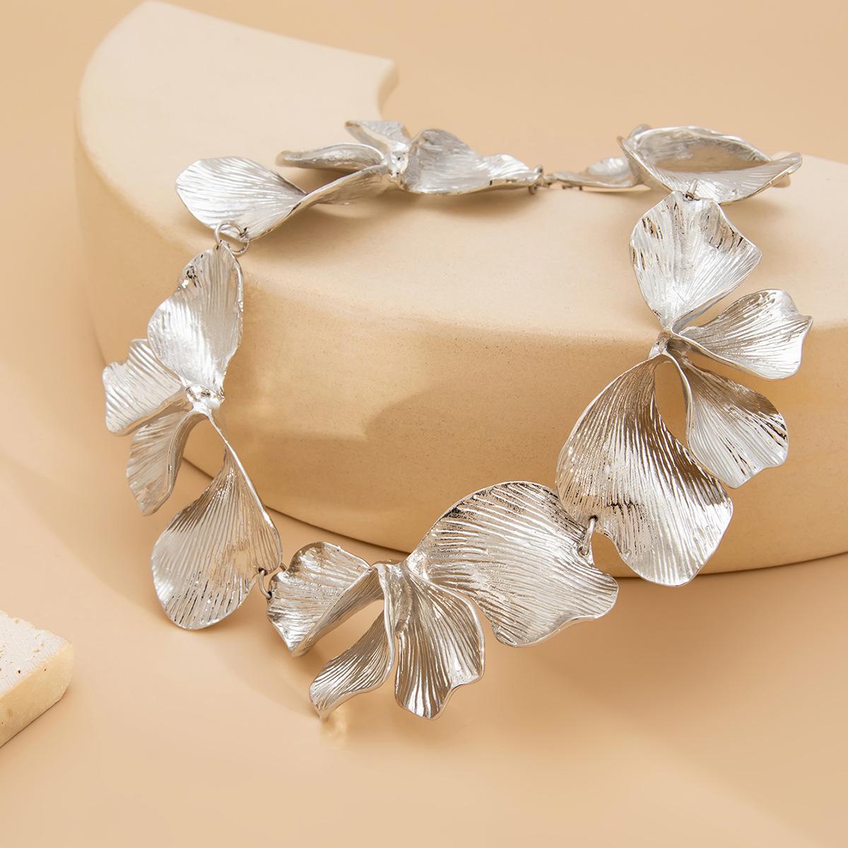 European and American fashion pleated texture flower jewelry, personalized design alloy three-dimensional petal necklace