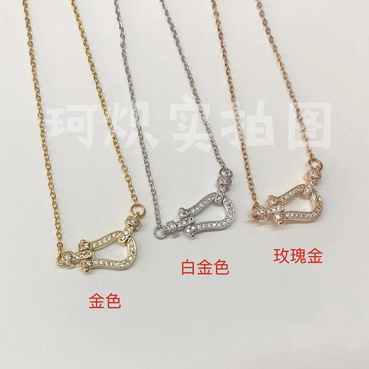 This is a popular European and American horseshoe buckle necklace that is versatile for women, exuding a sense of high-end sophistication. It features a slightly inlaid, niche, and luxurious heavy industry collarbone chain