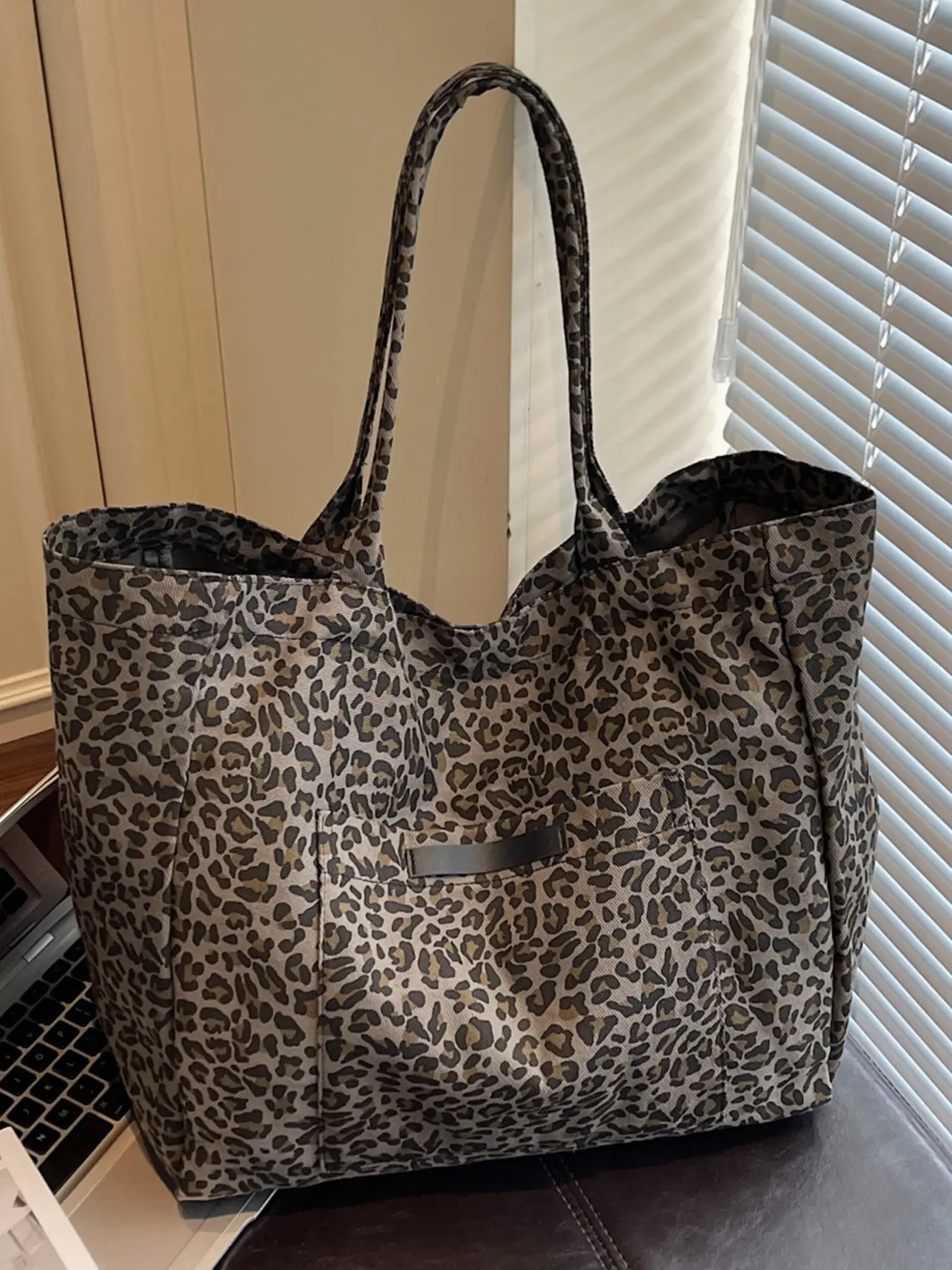 Leopard-print large capacity tote bag, with thick and durable fabric, ample space, retro and eye-catching design, lightweight and stylish, easily creating a distinctive look.