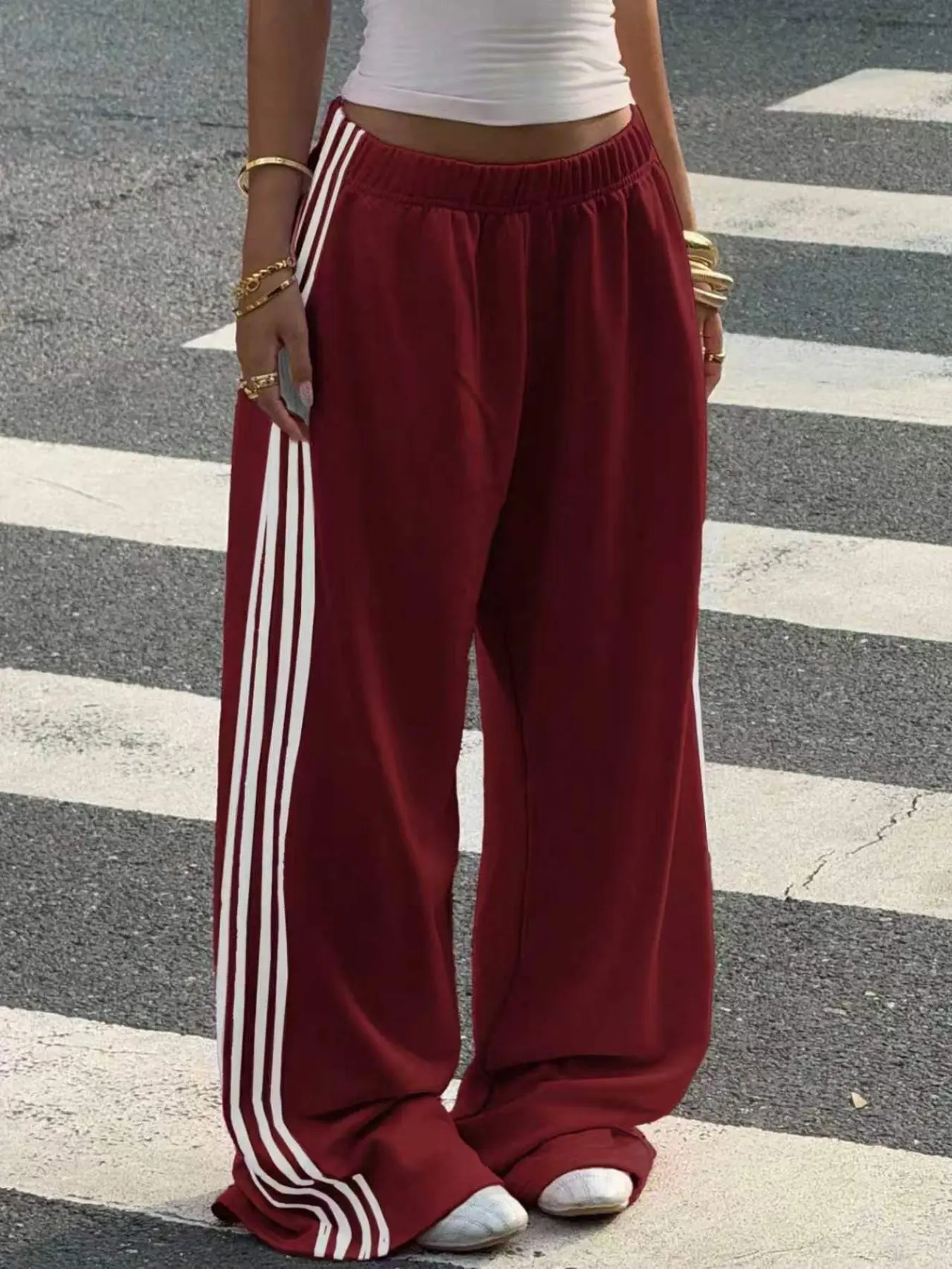 Women's casual red side-striped wide-leg sweatpants, elastic high waist, loose fit, retro street style, suitable for daily commuting, walking, gatherings, workouts, and street styling #sweatpants #widelegpants #casualwear #streetOOTD