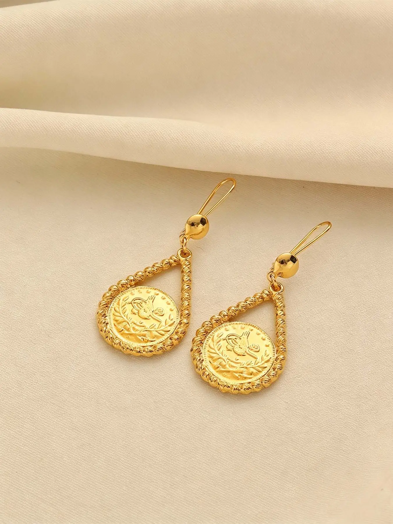 Vintage Relief Teardrop Twist Earrings, Braided Rope Teardrop Frame Portrait Coin Pendant Long Ear Hooks, Ideal for Women's Daily Wear and Gifts
