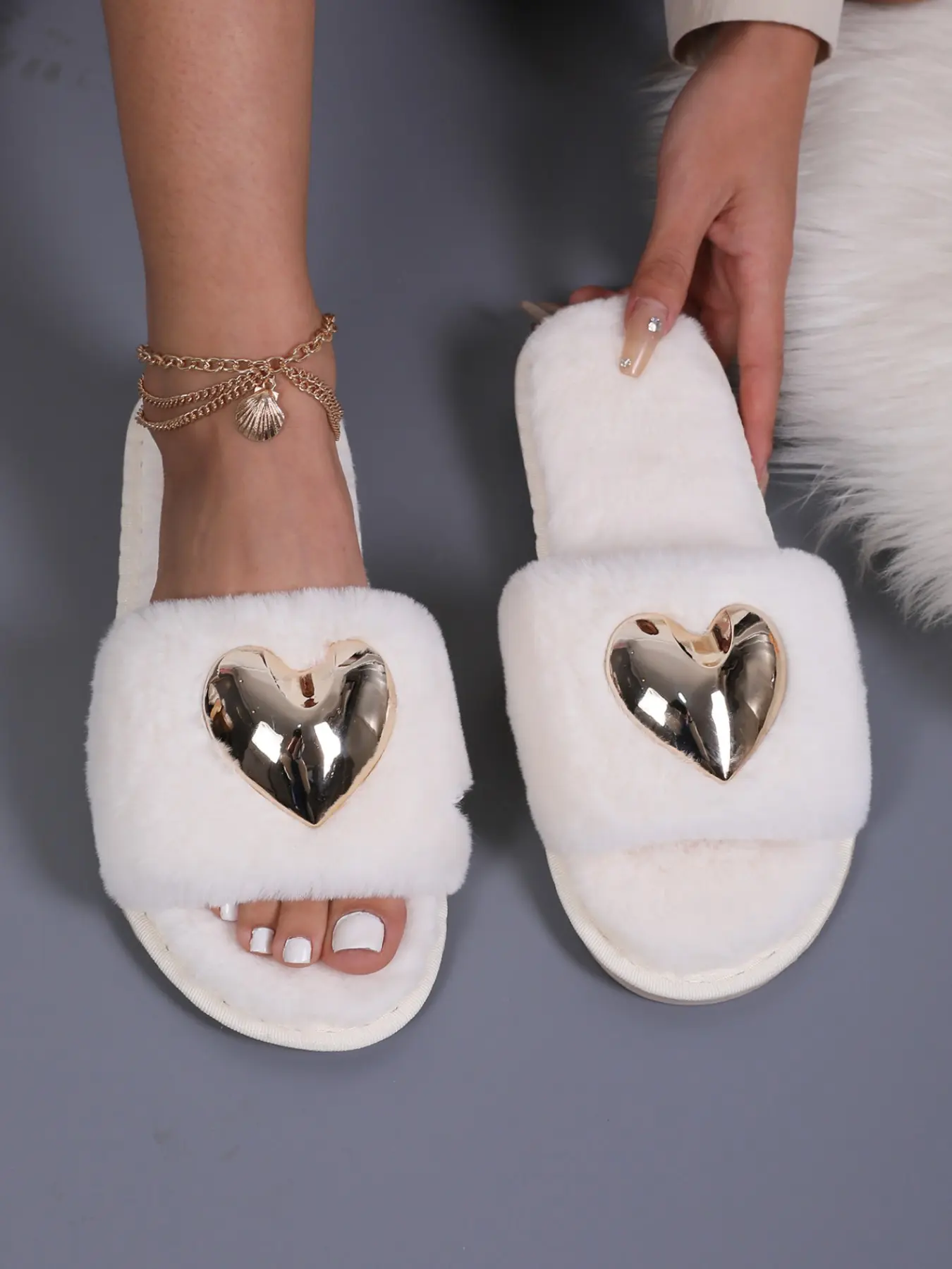 Women's Fuzzy Slide Slippers, Metallic Gold Heart Decor, Open Toe Plush Flat Sandals, Indoor Outdoor Cozy House Slides