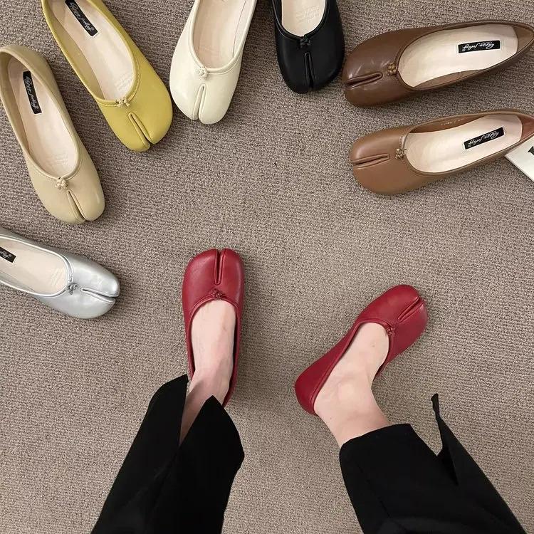 Flat bottomed split toe pig trotter shoes, red single shoes for women, spring and autumn 2026 summer silver bow thumb pig trotter shoes