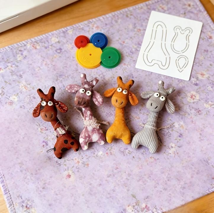 Mini Giraffe Patchwork Brooch Template with 4 tracing needles. DIY Giraffe Pattern Sewing Template, including transfer and auxiliary tracing functions