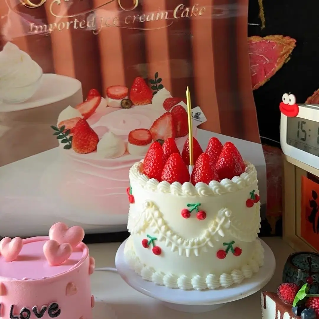 Realistic Vintage Cream Cake Model – Fake Plastic Dessert Prop Elegance for Photography, Window Display, Party Decoration & Ornaments