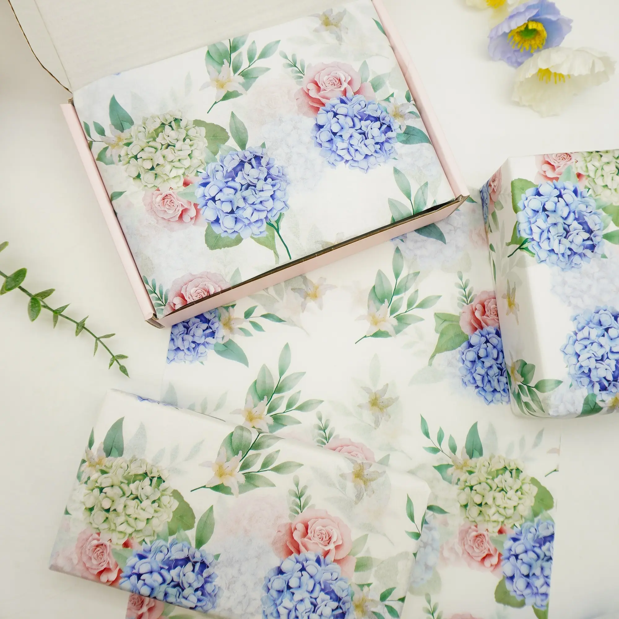 Blue hydrangea rose pattern gift wrapping paper, bouquet supplies, fresh flower wrapping paper, Floral wrapping paper, suitable for decorating any occasion such as Valentine's Day, Christmas and birthday parties