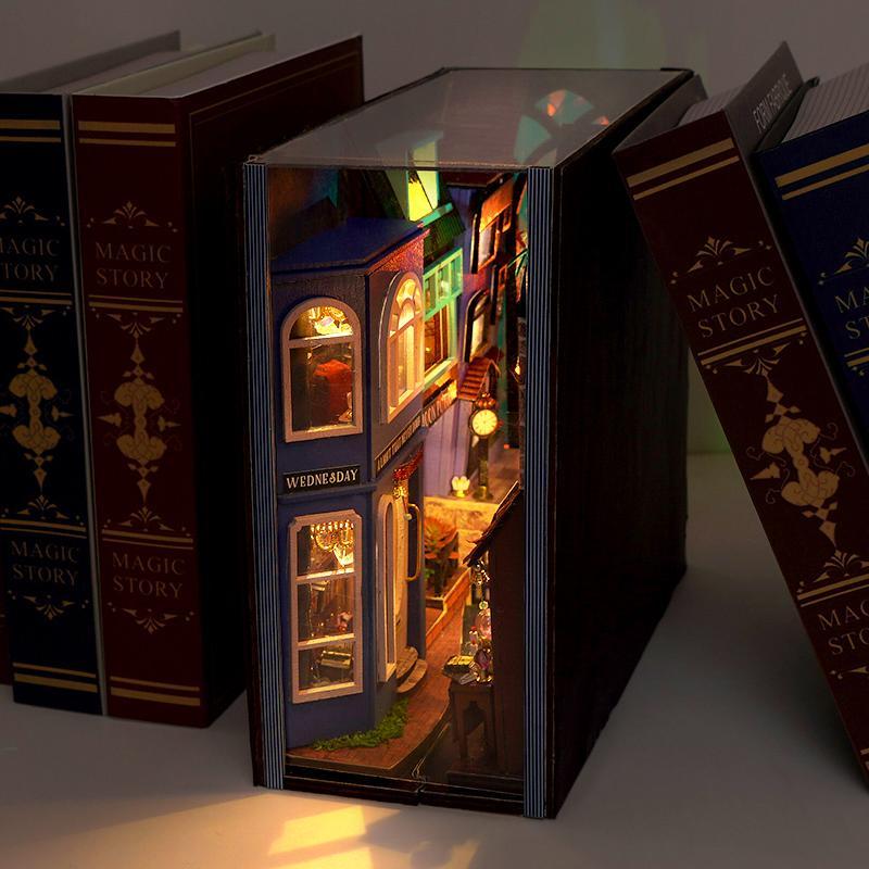 DIY Book Nook Kit, 1 Box Miniature Book Nook Kit, Bookshelf Decor, Home Decor Micro Model, The Perfect Gift for Teenagers and Adults, Halloween