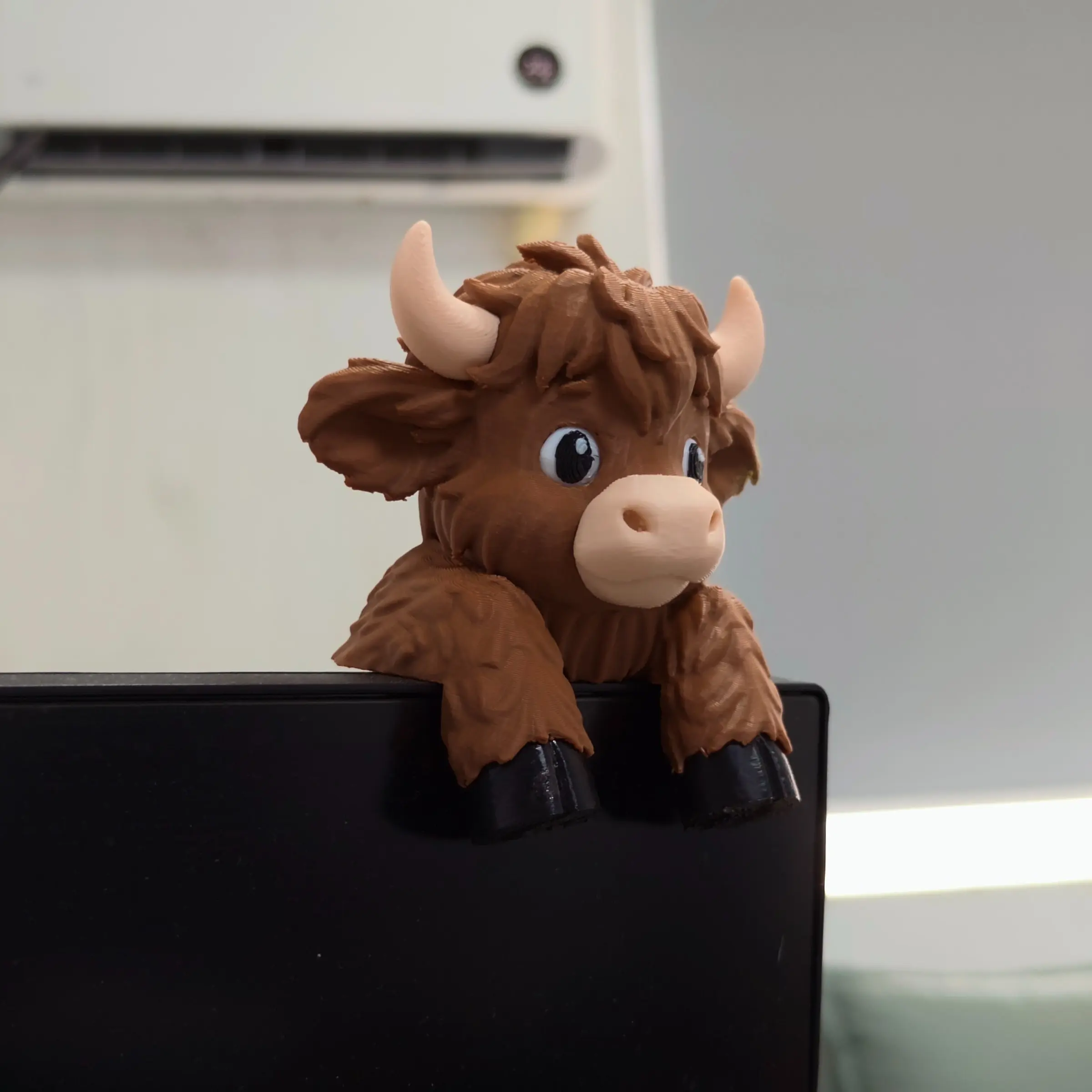 Highland Cow Desktop Companion Figurine, 3D Printed Healing Desk Toy, Desktop Ornaments, Office Decor Item, Screen Protector Buddy, Cow Desk Decoration, Perfect for Workspace