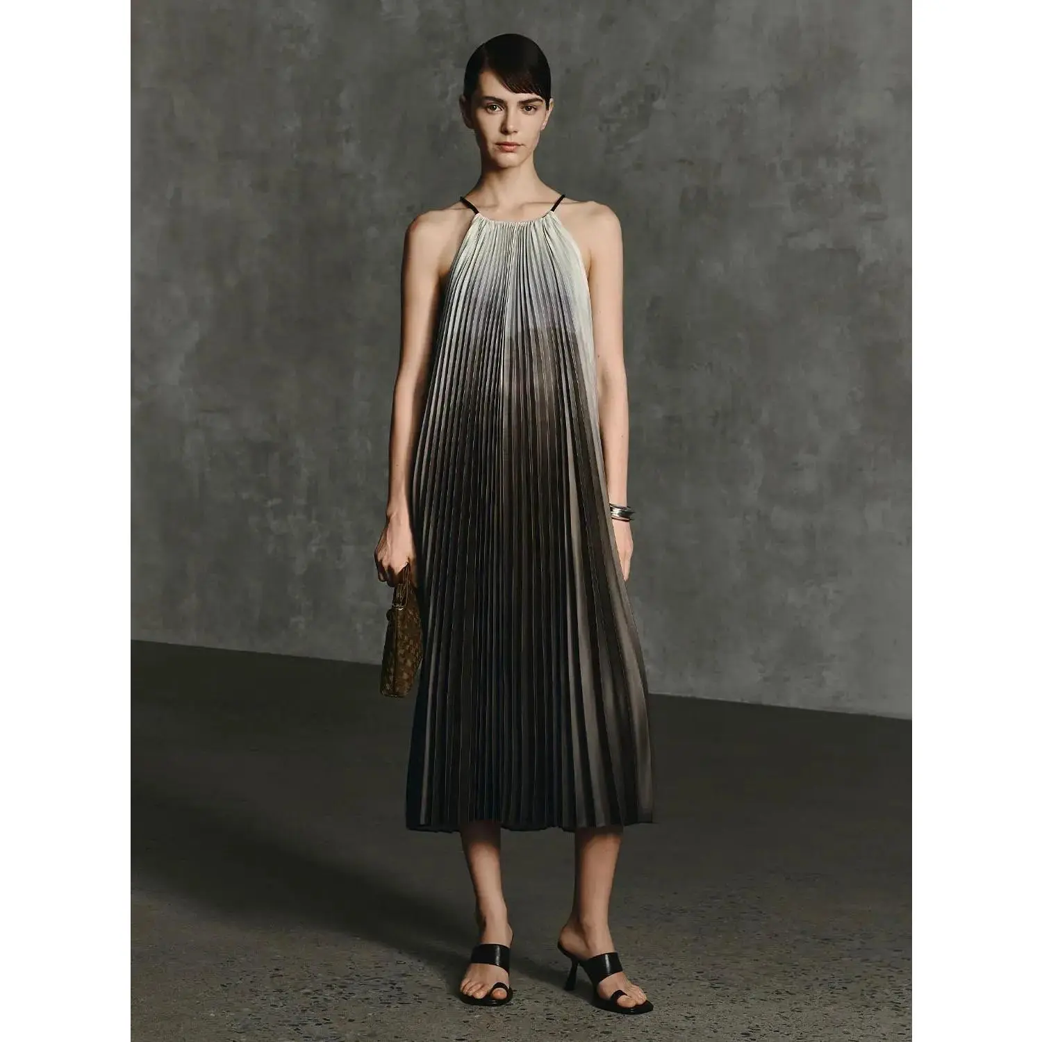 URBAN REVIVO Women's Halter Neck Pleated Midi Dress, Sparkly Metallic Gradient Finish, Lightweight A-Line for Formal Evening Wear, Party, Sequin, Sleeve, Comfortable, Fabric, Printed